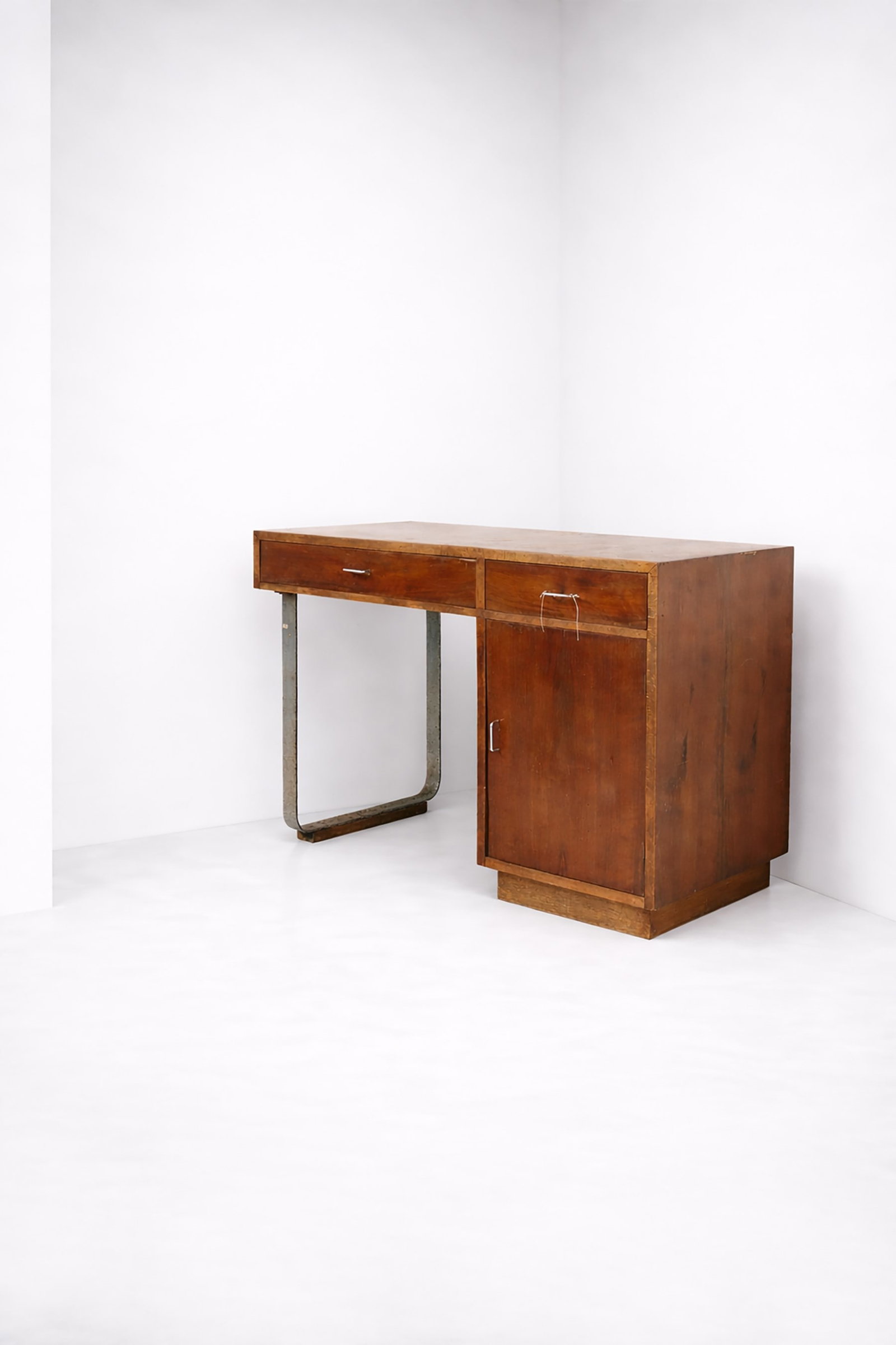 Manifattura Italiana Desk: Height: 78 cm Width: 111 cm Depth: 56.5 cm Small 1930s Italian rationalist desk with metal legs, wooden frame, and drawers
