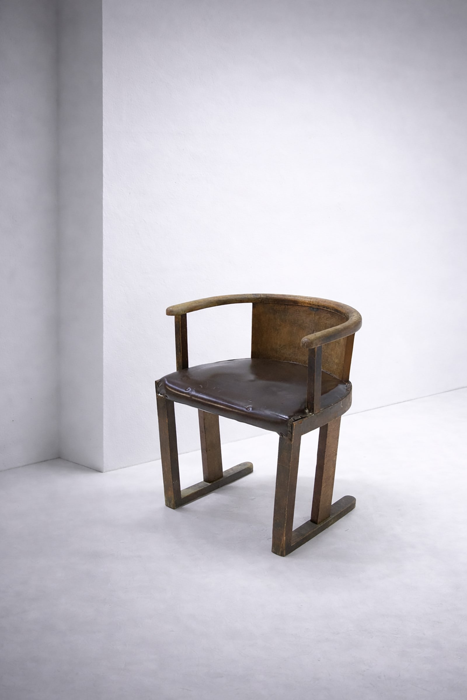 Manifattura Tedesca Armchair: Height: 75 cm, Width 64 cm, Depth 58 cm, Bauhaus-era armchair from the 1930s-1940s, with leather seat.