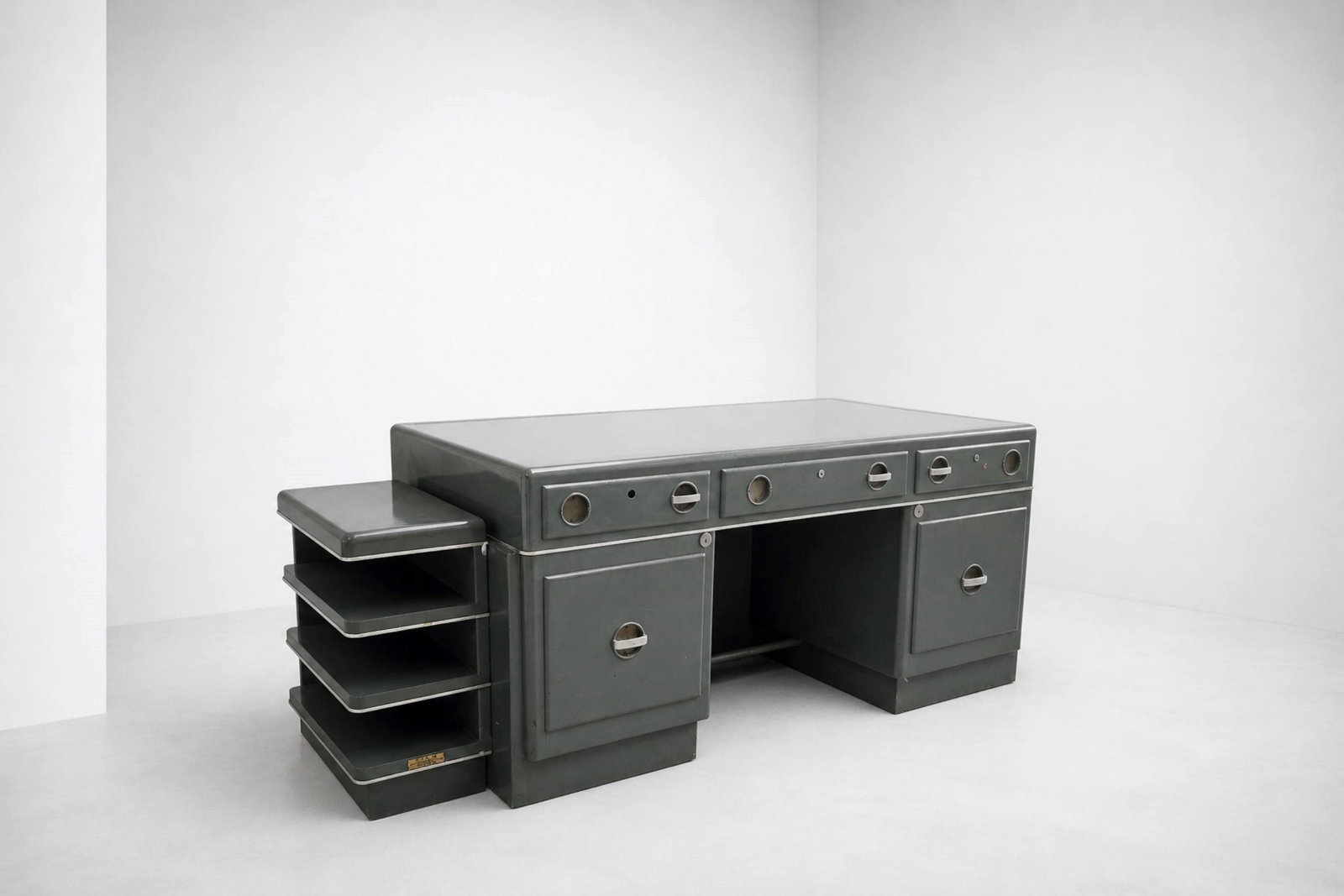 Giuseppe Pagano SIAM Desk: Height: 78.5 cm Width: 200 cm Depth: 90 cm Metal desk designed by Giuseppe Pagano in the 1930s for SIAM Turin, with shelves