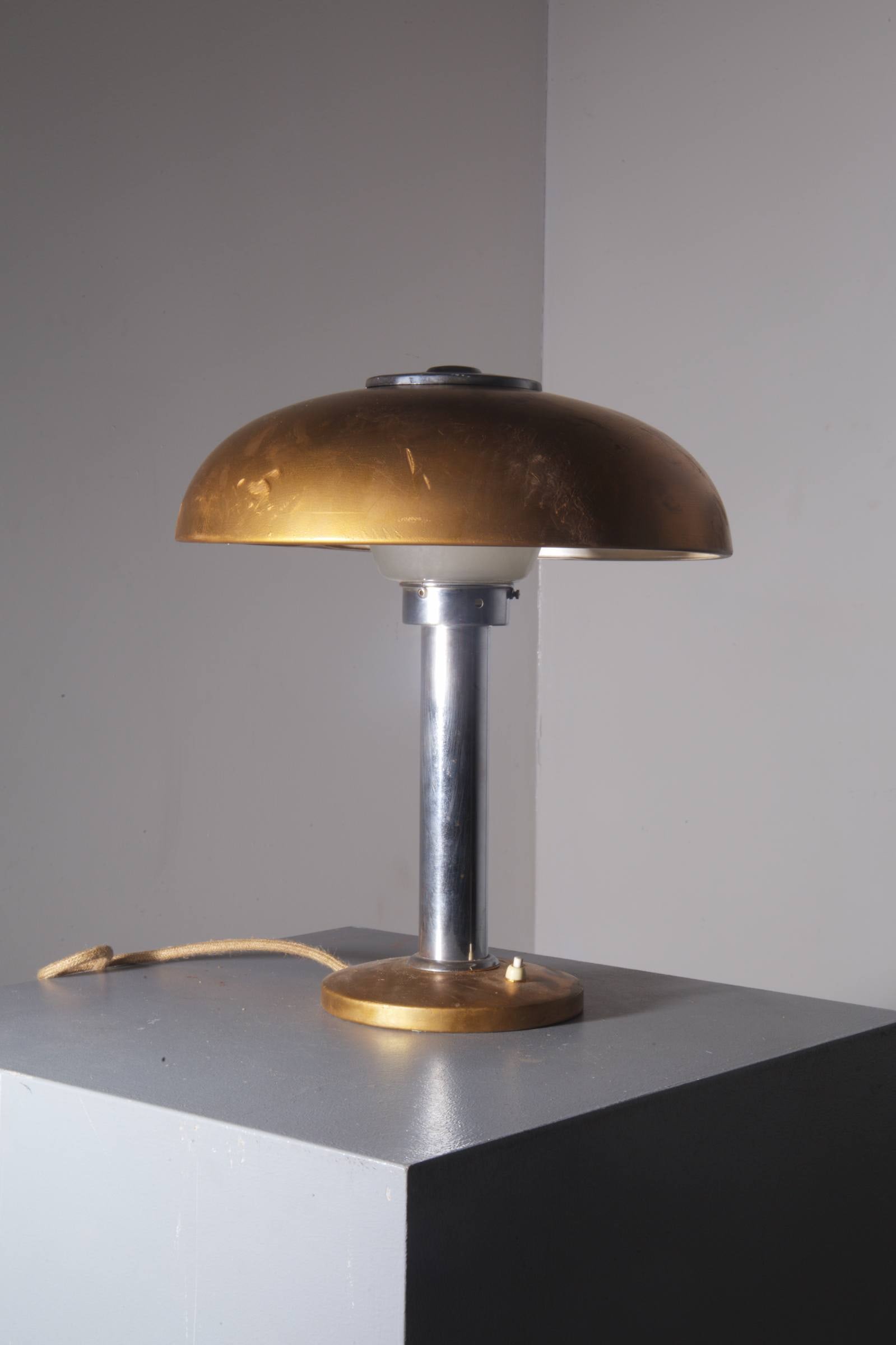 Gio Ponti Table Lamp: Gio Ponti table lamp for the University of Padua, 1940s, produced by Pollice illuminazione. Height 40 cm, diameter 35 cm