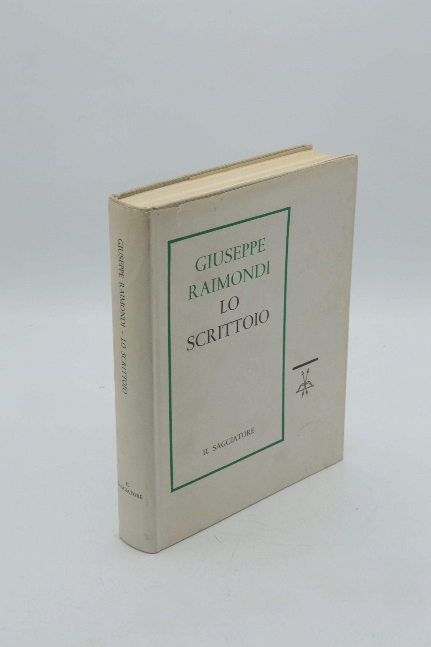 The Writing Desk: RAIMONDI, Giuseppe. Lo Scrittoio. Milano: Il Saggiatore, 1960. Prima edizione. 8vo, rilegatura editoriale in tela avorio, sovraccoperta originale. ESEMPLARE DI ECCEZIONALE INTERESSE per la presenza