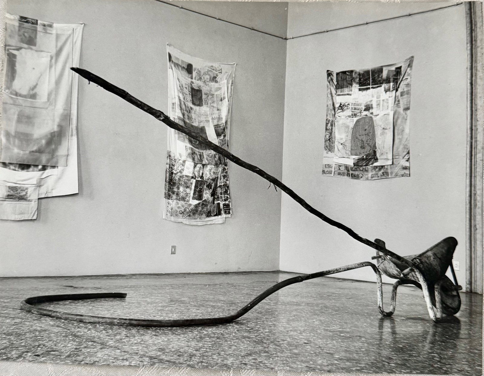 Archive Photograph - Robert Rauschenberg Exhibition, Ca' Pesaro 1975: Vintage black and white photographic print from the Cameraphoto agency of Venice, documenting the installation of Robert Rauschenberg's solo exhibition at the Museum of Modern Art of Ca' Pesaro in