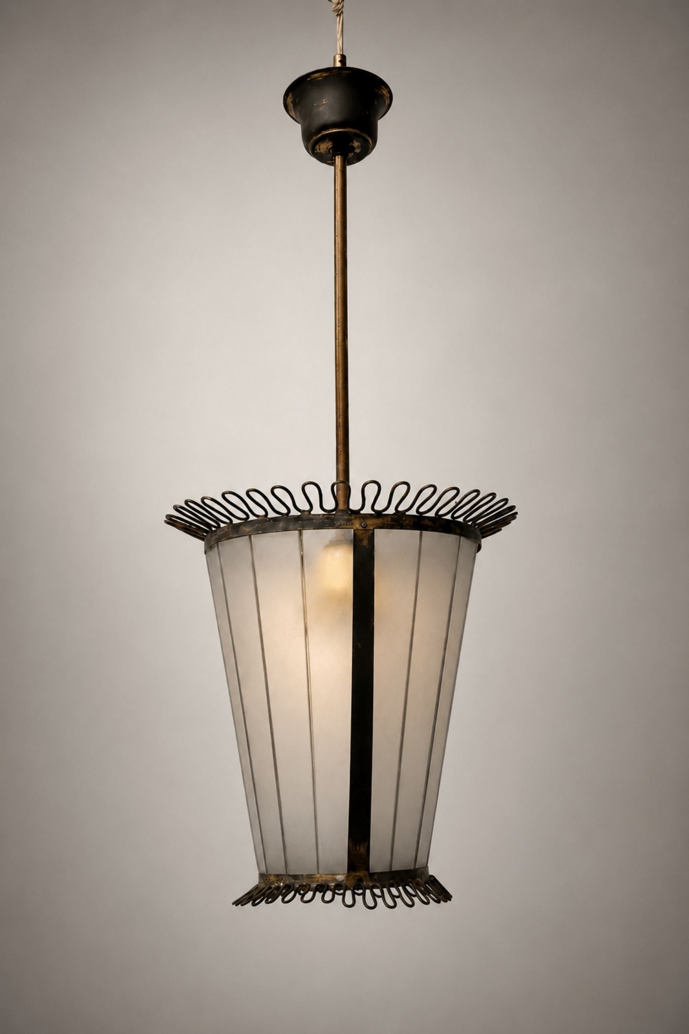 Gio Ponti Pendant (attribute): Height 62 cm, diameter 26 cmA 1950s pendant lamp attributed to Gio Ponti, made of brass, with an aluminum shade. Satin-finished glass.