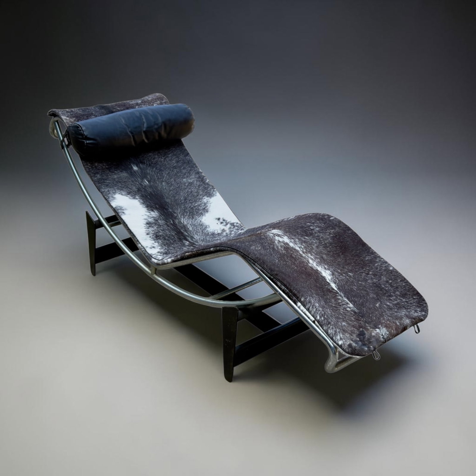 Le Corbusier LC4 Chaise longue Le Corbusier for Cassina: Chaise longue model LC4, chromed metal frame and pony skin upholstery. Designed by Le Corbusier, Pierre Jeanneret, Charlotte Perriand for Cassina in 1965. Numbered and signed in engraving.