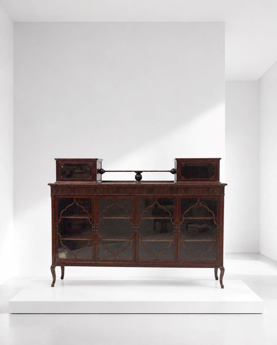 Manifattura Inglese Display cabinet: Height: 141 cm Width: 195 cm Depth: 40 cmFine wood and glass display cabinet from the 1920s-30s era, taken over by a Milanese house .The cabinet is made entirely of fine wood with a glass display