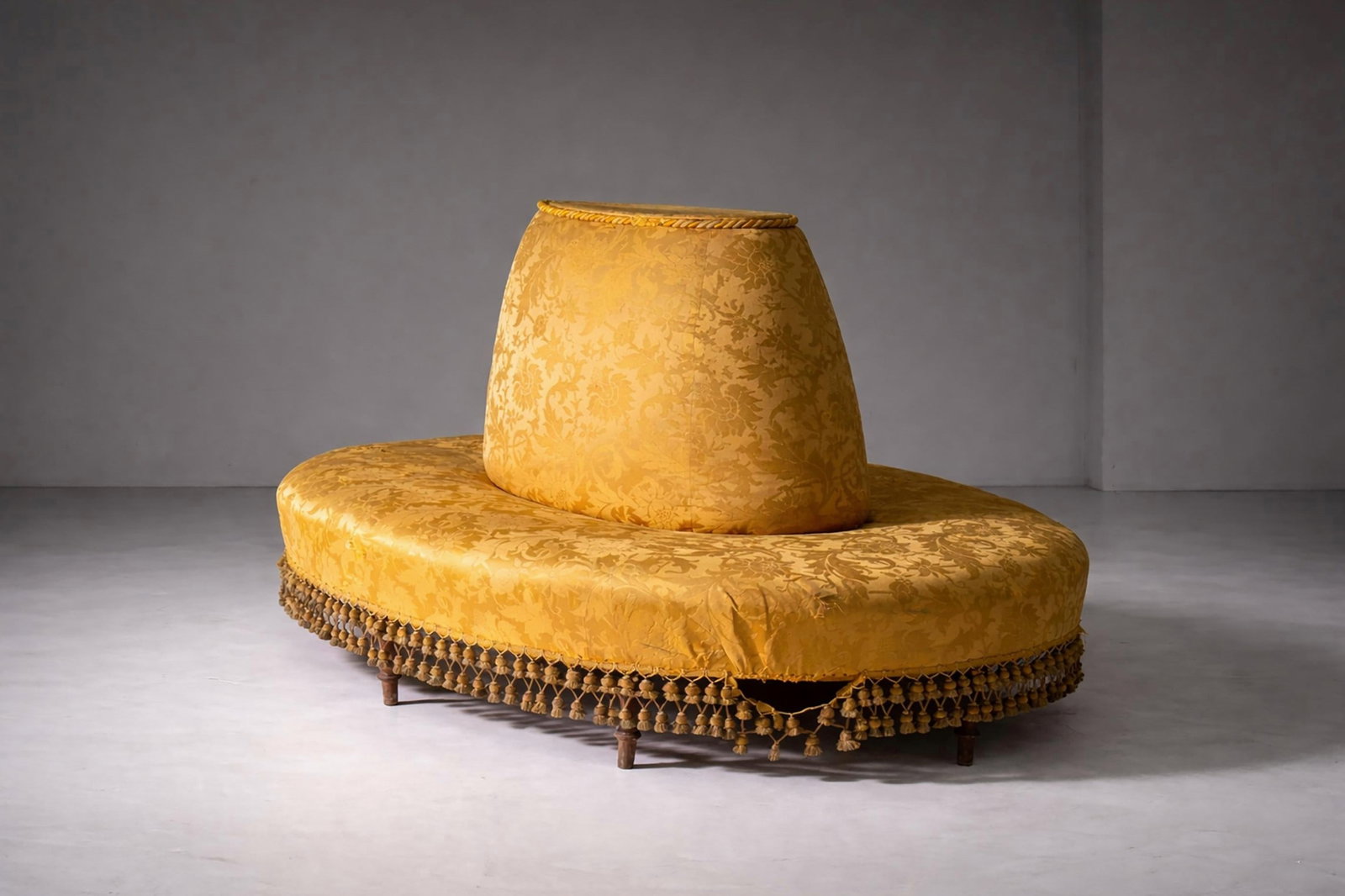 Manifattura Italiana Divano da ingresso: Height: 135 cm,Width: 205 cm, Depth: 155 cmRound boudoir sofa in Italian Art Deco style, made of silk satin and cotton.