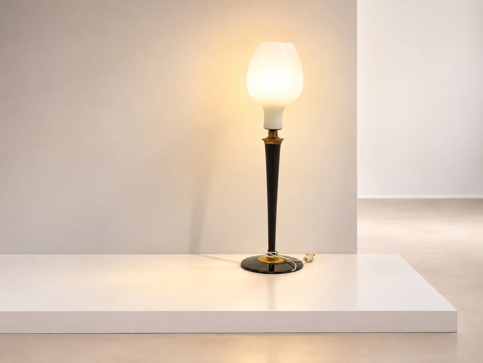 Manifattura Italiana Table lamp: Height: 88 cm Width: 26 cm Depth: 26 cmLarge Italian table lamp from the 1950s. The lamp has an oval-shaped opaline glass cover with a single central light. The electrical system is original to the pe