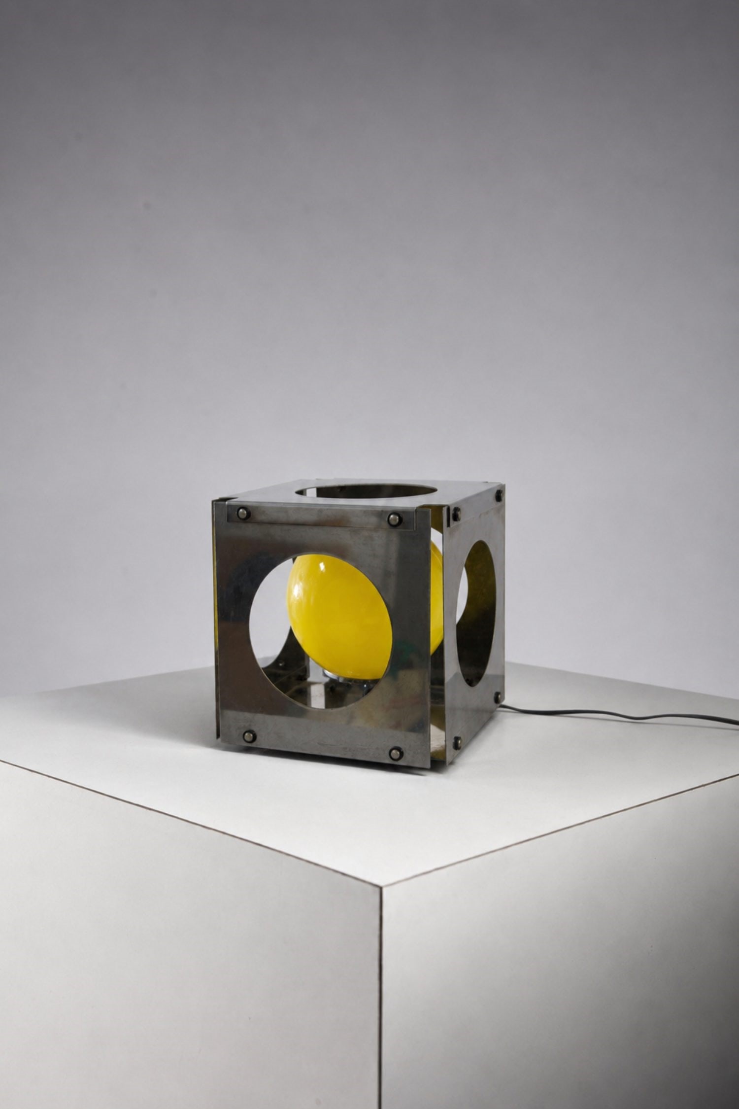 Goffredo Reggiani Table Lamp: Height: 26.5 cm Width: 25.5 cm Depth: 25.5 cm1970s space age lamp attr. Reggiani in metal with original bulb