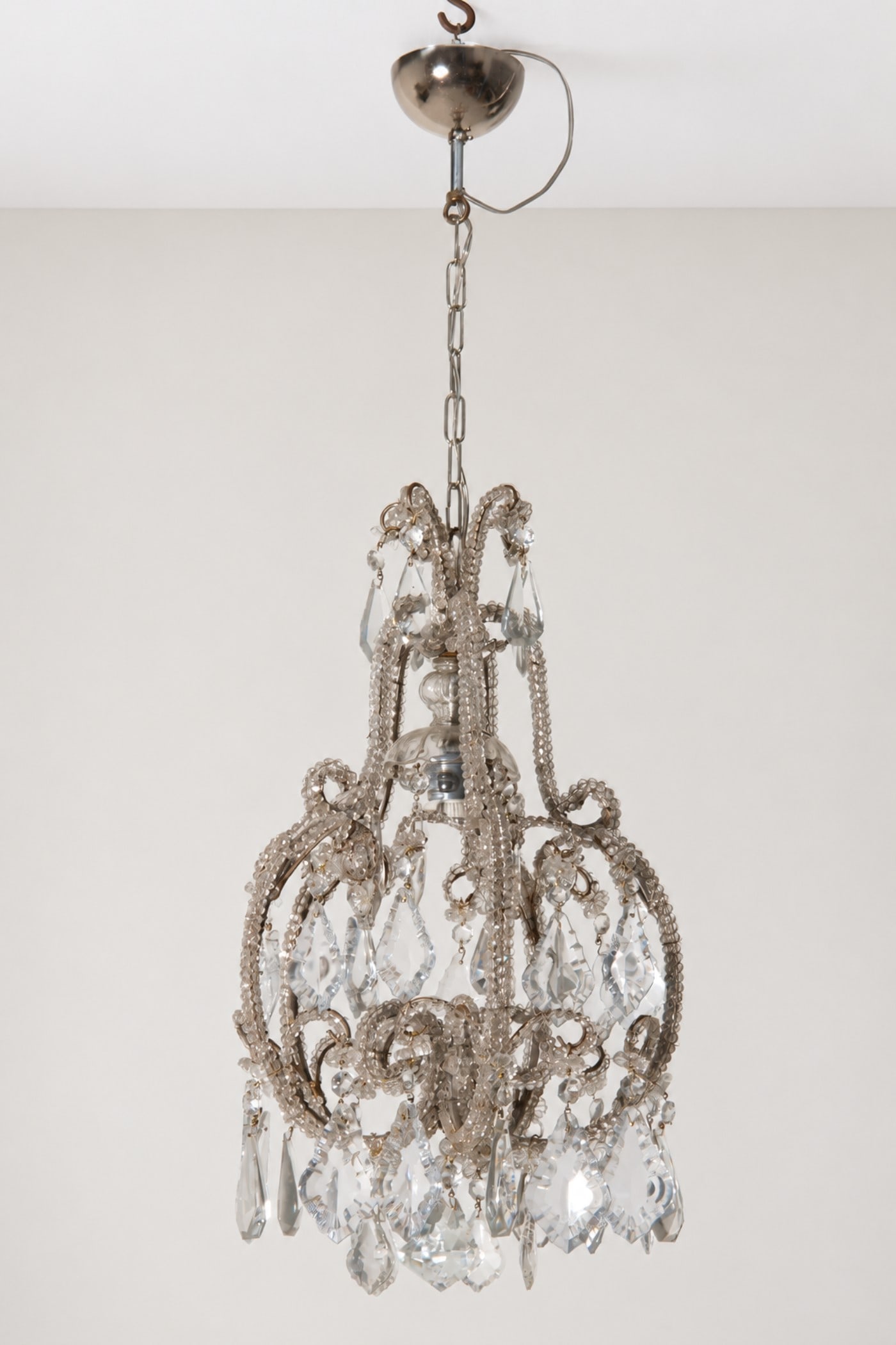 Manifattura Italiana Chandelier: Height 90 cm, diameter 132 cmA 2000s-era chandelier made of imitation crystal, i.e. glass and beads.