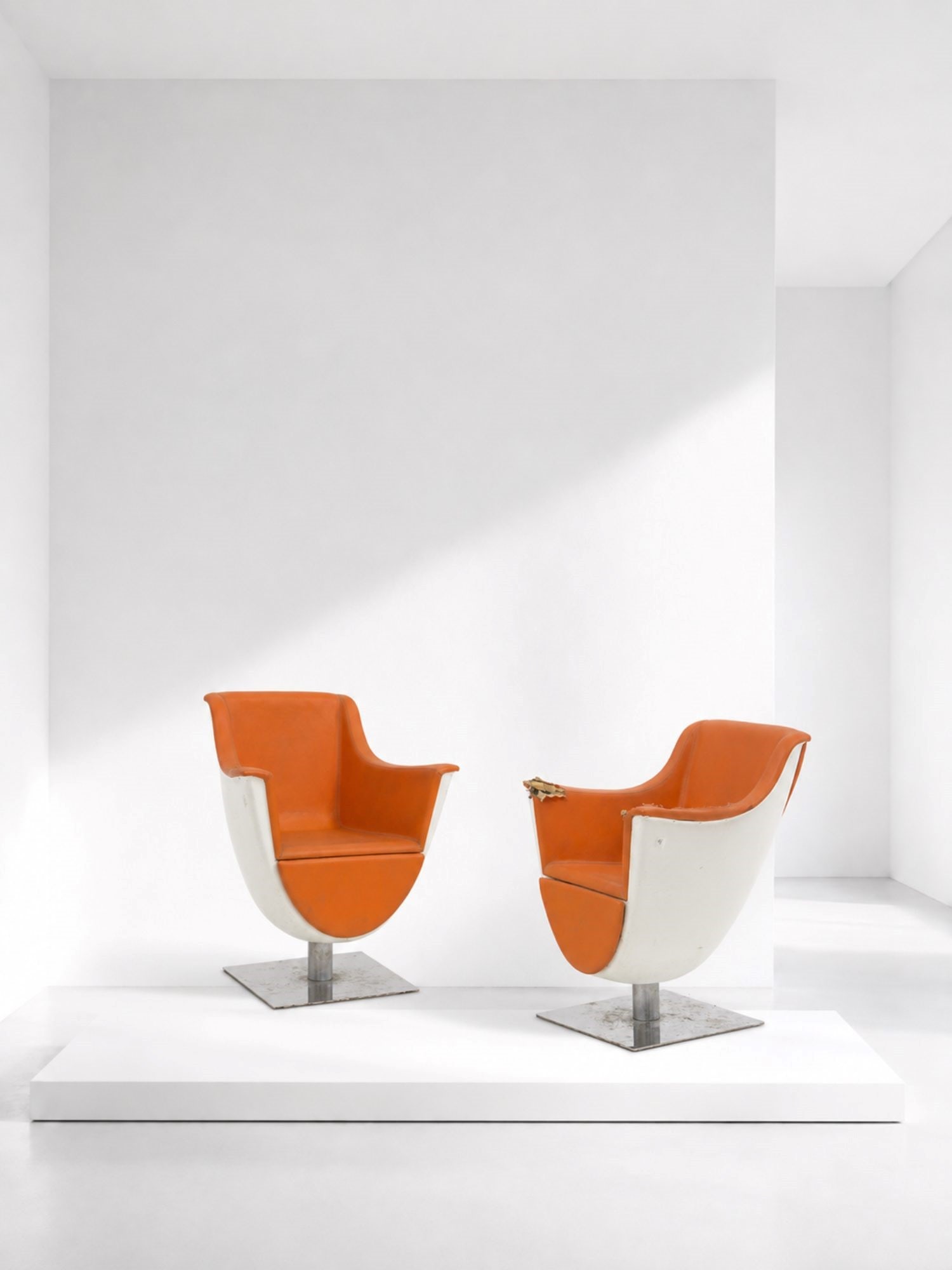 Manifattura Italiana Space Age Armchairs in Steel,: Height: 84 cm Width: 75 cm Depth: 69 cm Seat Height: 45 cmPair of space age steel and leather armchairs from the 1970s, Italian manufacture.The armchairs have a steel base.The frame is made of cream r