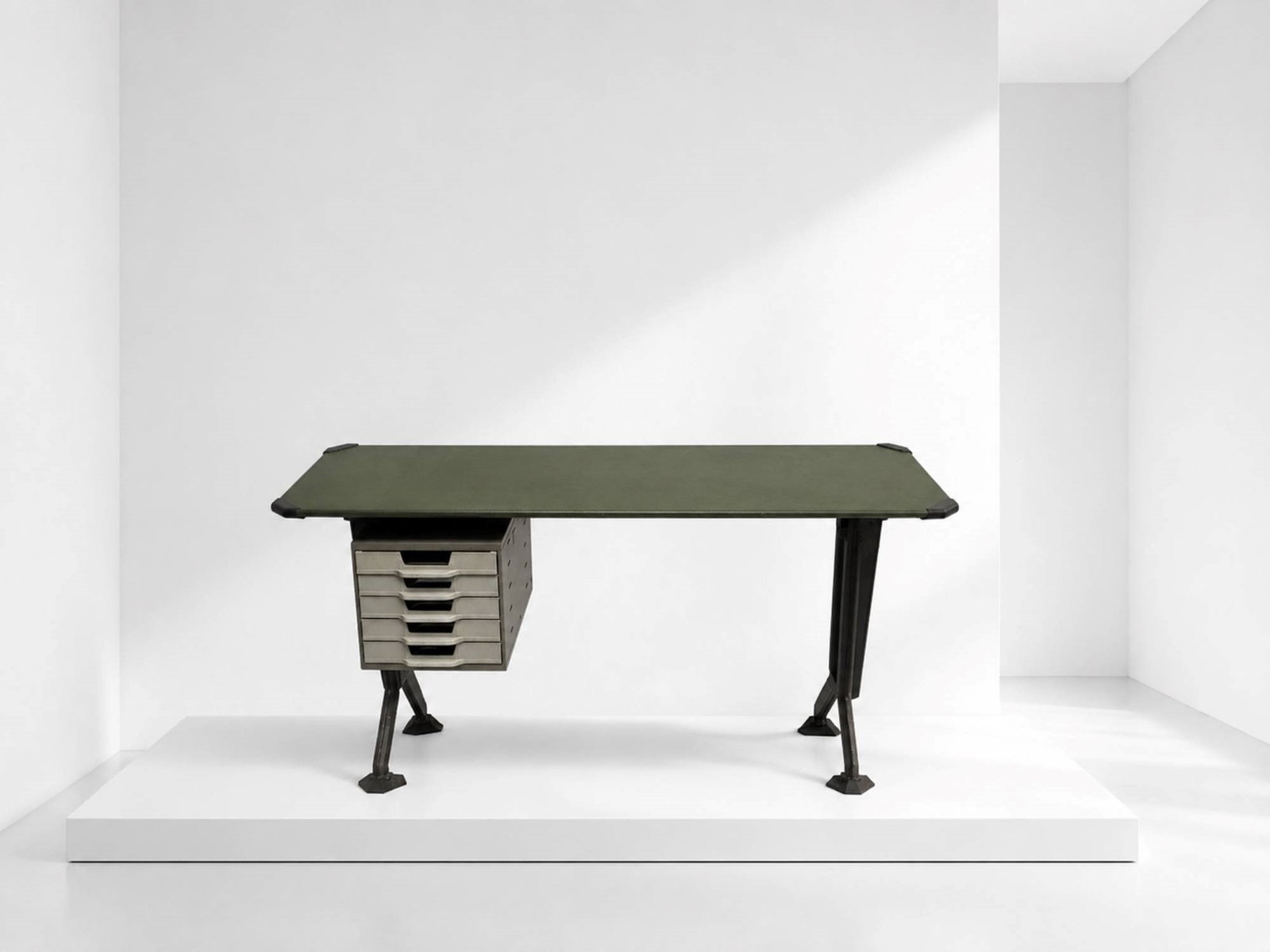 Olivetti Desk (1 of 1)