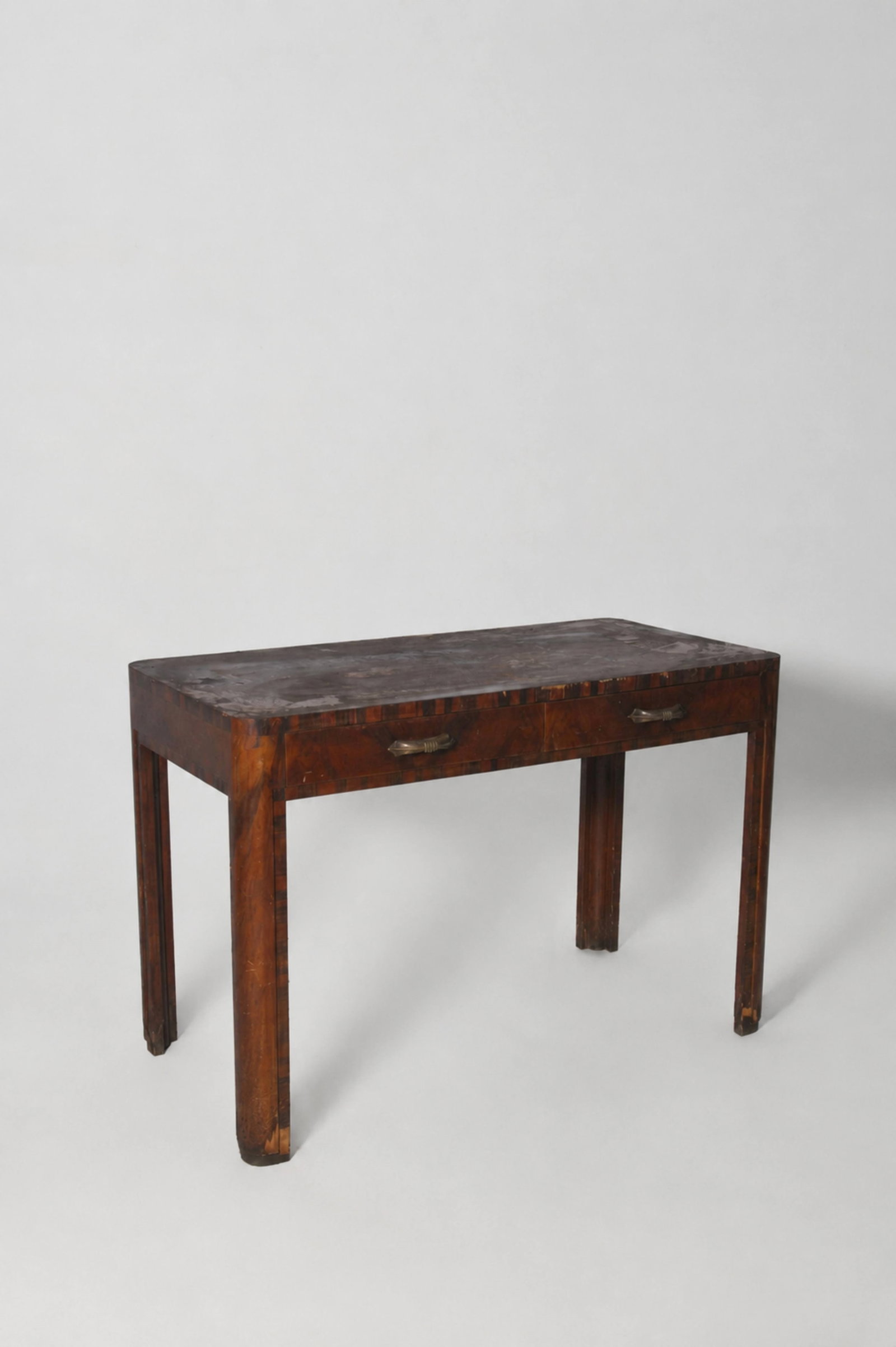 Manifattura Italiana desk: Height: 80 cm Width: 120.5 cm Depth: 64 cm1930s Italian desk with drawers that open via a brass handle