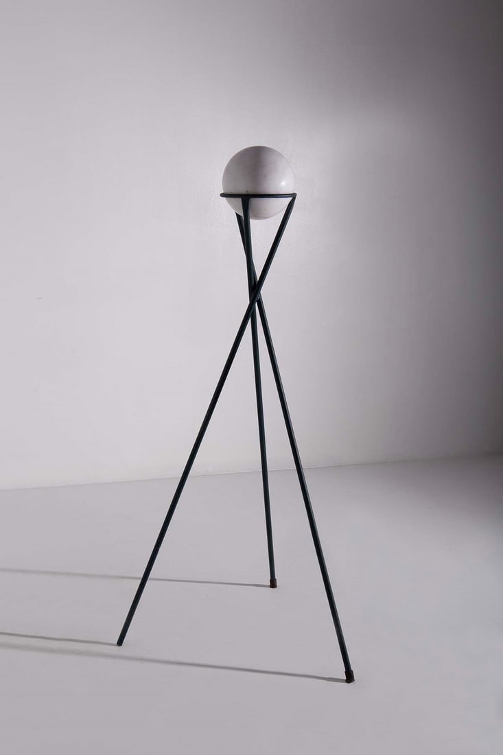 Manifattura Italiana 436 / 5.000 Decorative sculptural pedestal in Italian marble 1950: Height: 150cm Width: 120cm Depth: 62 cmSculptural pedestal from 1950. Three-legged iron structure, which supports a beautiful Italian marble sphere. Decorative element.