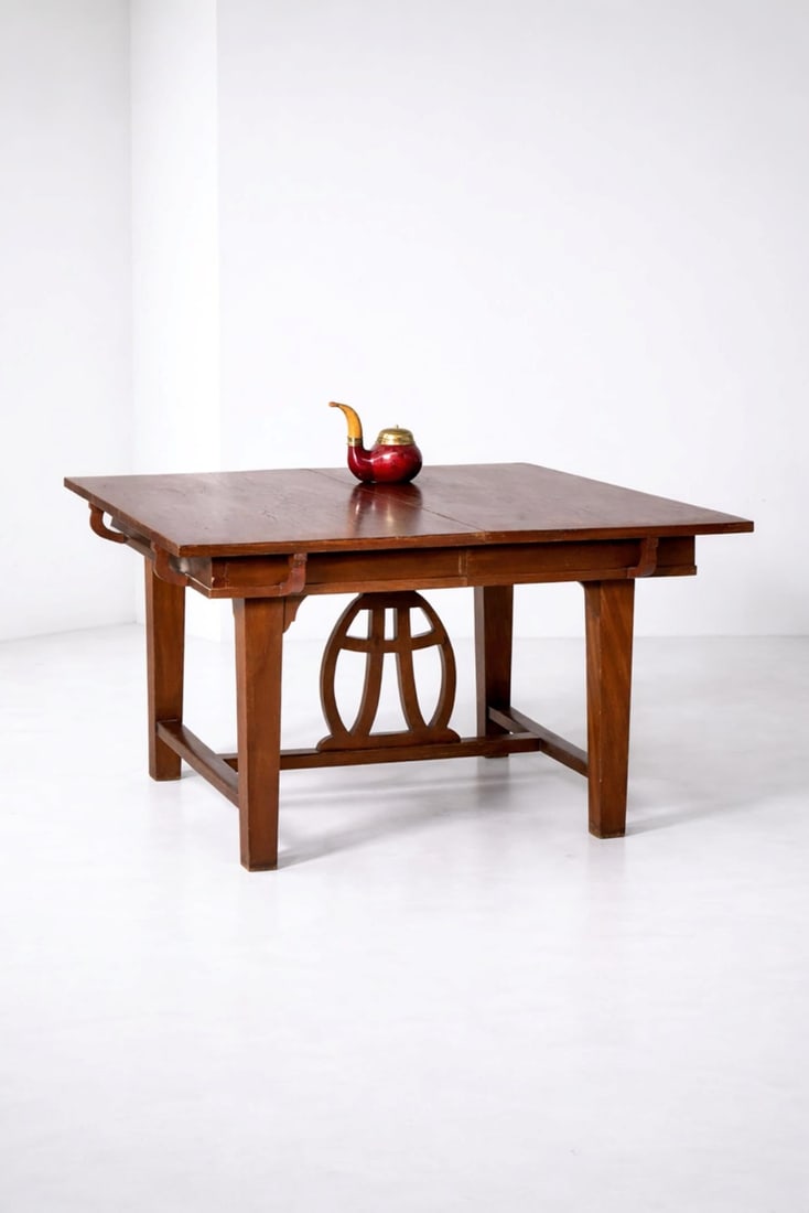 Manifattura Italiana Dining table Art Nouveau: Height: 79 cm, Width: 118 cm Depth: 110 cmItalian Art Nouveau-style walnut dining table with a pedestal featuring floral ornamentation, Liberty style, circa 1900