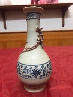Ming Dynasty Ceramic Vase: A Chinese Porcelain Vase Ming Dynasty Wanli Period. Height: 19,2 cmWidth: 8,6 cmIt is in good condition with no repairs or cracks