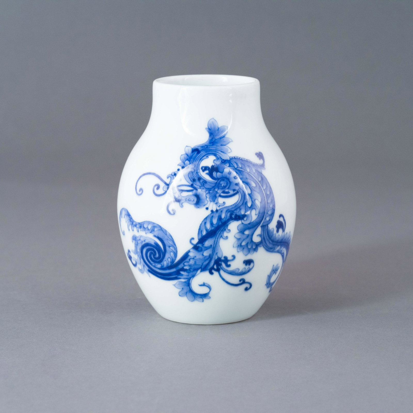 YONGZHENG BLUE & WHITE DRAGON MOTIF DRUM VASE: Dimensions: Height: 4.875 inch x Width/Diameter: 3.125 inch x Length/Depth: 3.125 inch Dimensions in Centimeter: 12.4 cm x 7.9 cm x 7.9 cm Chinese Qing Dynasty Period, Yongzheng Blue and White dragon 