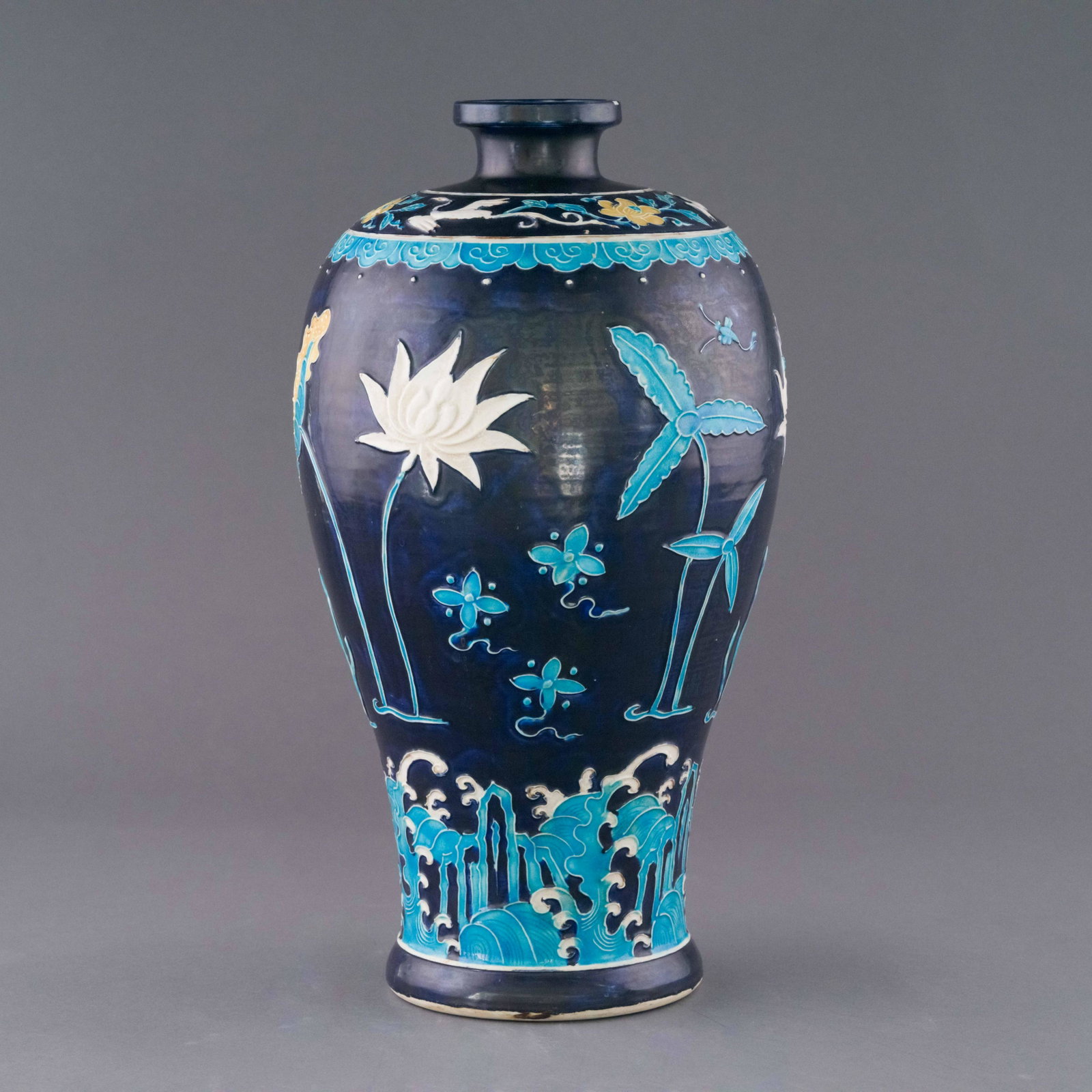 MING FAMILLE NOIR FA HUA LOTUS MEIPING JAR: Dimensions: Height: 14.875 inch x Width/Diameter: 7.875 inch x Length/Depth: 7.875 inch Dimensions in Centimeter: 37.8 cm x 20 cm x 20 cm Superb, Chinese Ming Dynasty Period, famille noir Fahua lotus 