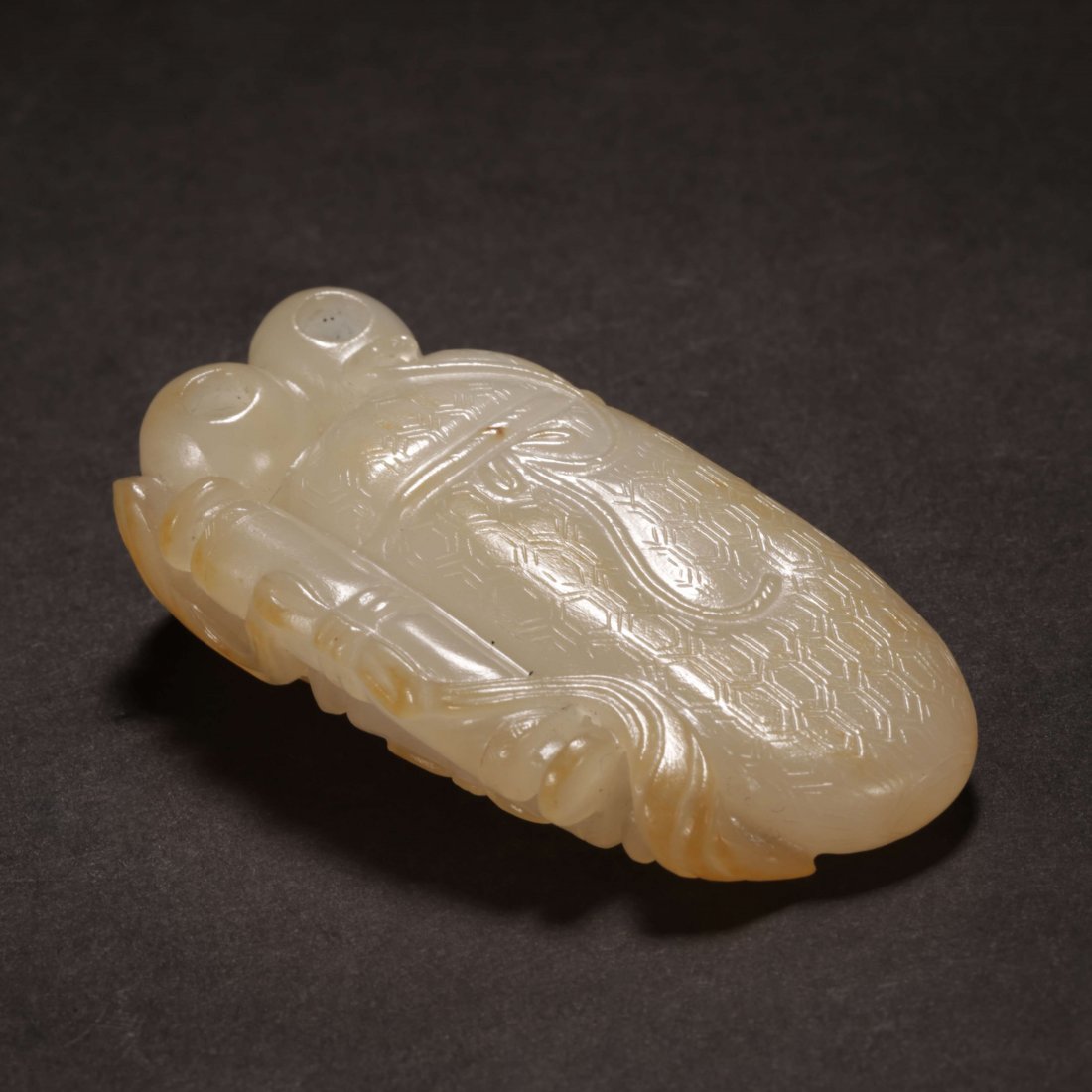 A CHINESE CARVED JADE ORNAMENT (1 of 9)