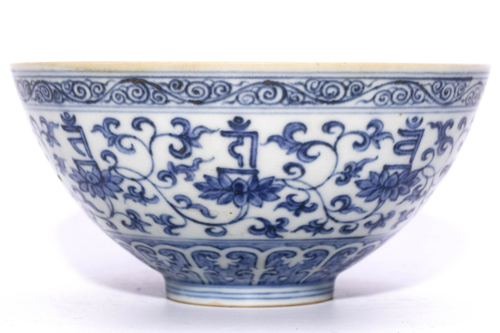 A CHINESE BLUE AND WHITE PORCELAIN BOWL: A Chinese Blue and White Porcelain Bowl. 明:成化青花凡纹碗 Dimensions: H 7.3cm, D 15cm PROVENANCE: Arlin Holmes (April 1951 - May 2019) South Atlanta, G