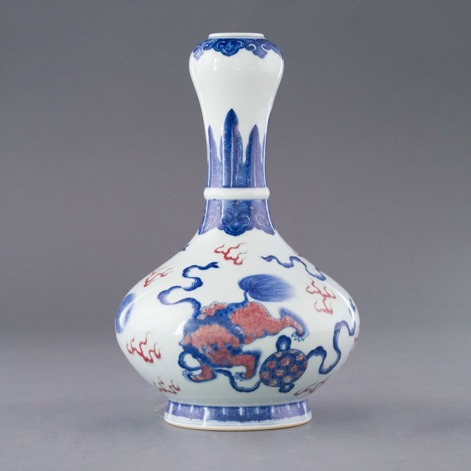 QIANLONG BLUE & RED FU DOG GARLIC VASE (1 of 8)
