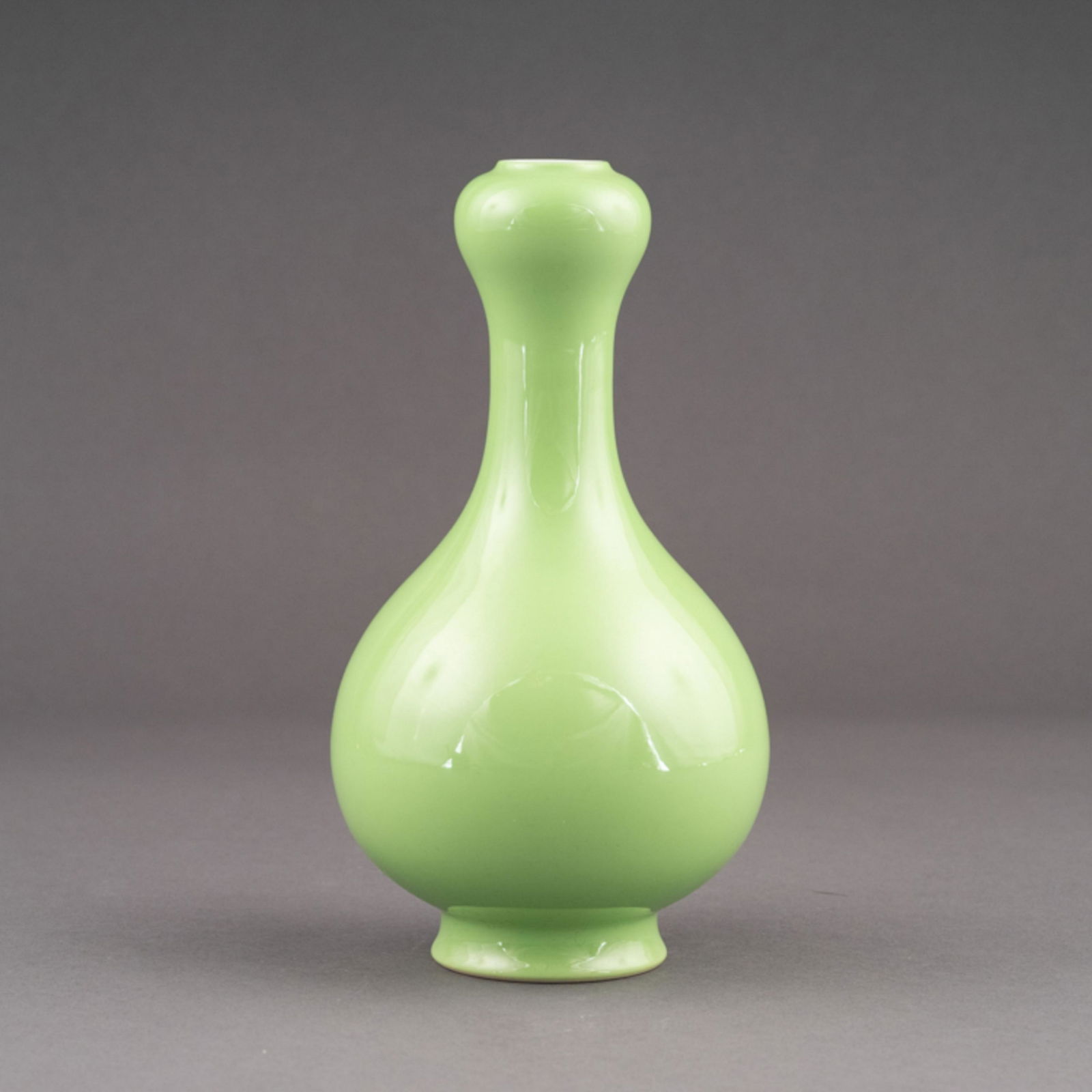 QIANLONG APPLE GREEN MONOCHROME GLAZED PEAR VASE (1 of 5)