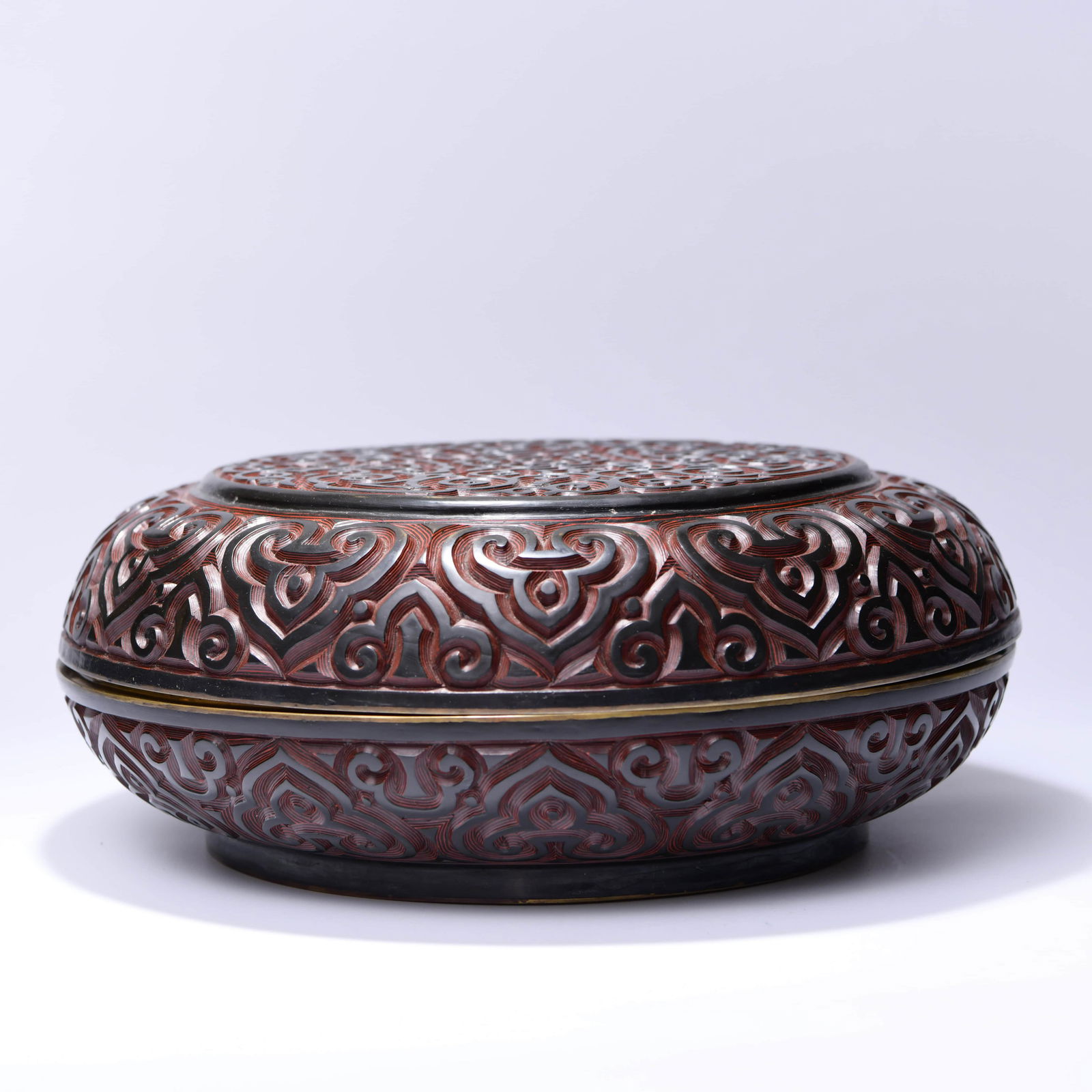 A CHINESE RUYI OATTERN LACQUERWARE BOX WITH COVER: PROVENANCE: From the estate of Mrs. Harriet P. collections, Logansport , IN, most items was collected from BELL Antiques, Logansport, Indiana during early 20th C. A Chinese Ruyi Pattern lacquerware Bo