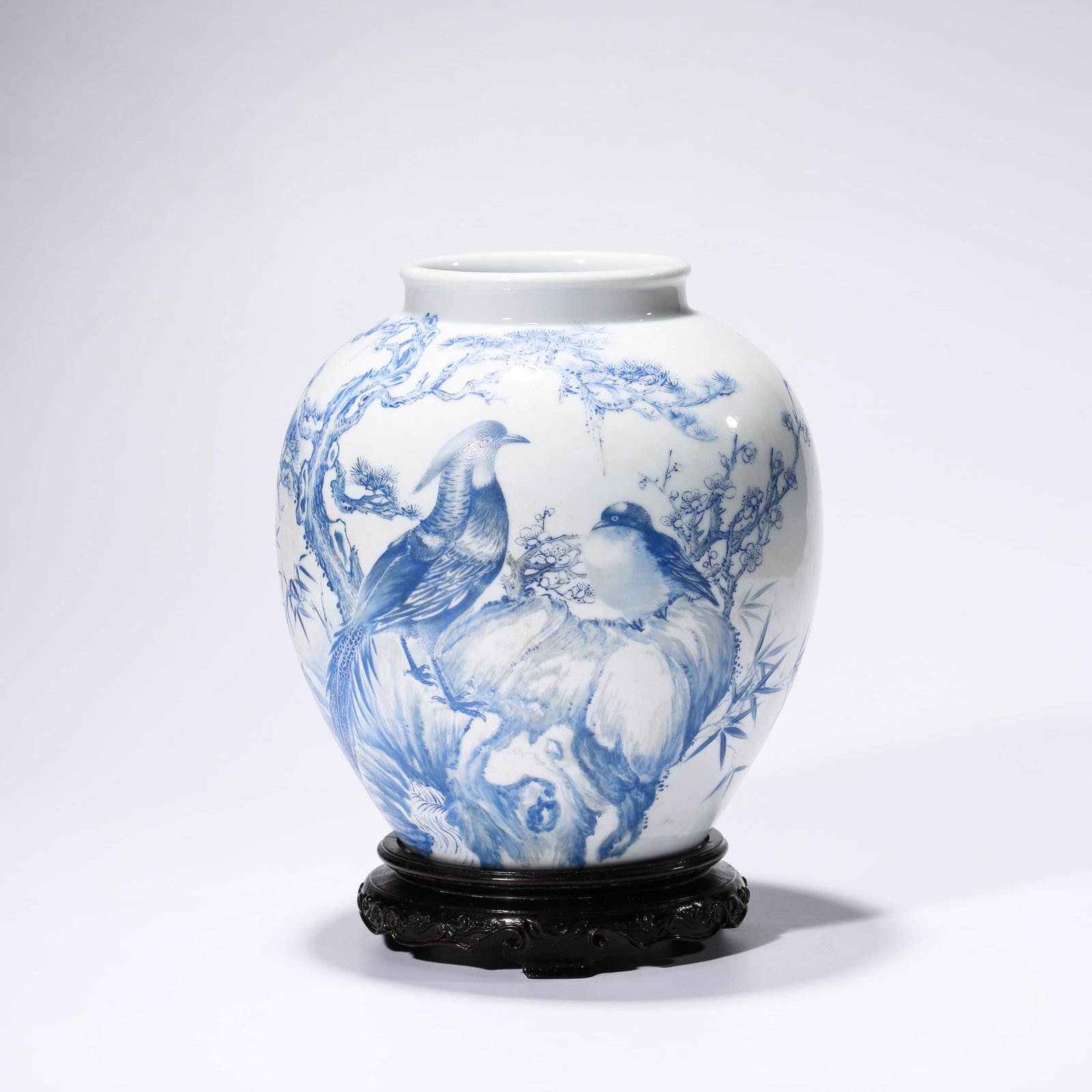 A CHINESE FAMILLE ROSE PORCELAIN LADY JAR & STAND: Dimensions: Diam.19.6cm, Height: 20.5cm, The vase is superbly potted with rounded shoulders, exquisitely painted in soft inky-blue cobalt with figures in the yard.