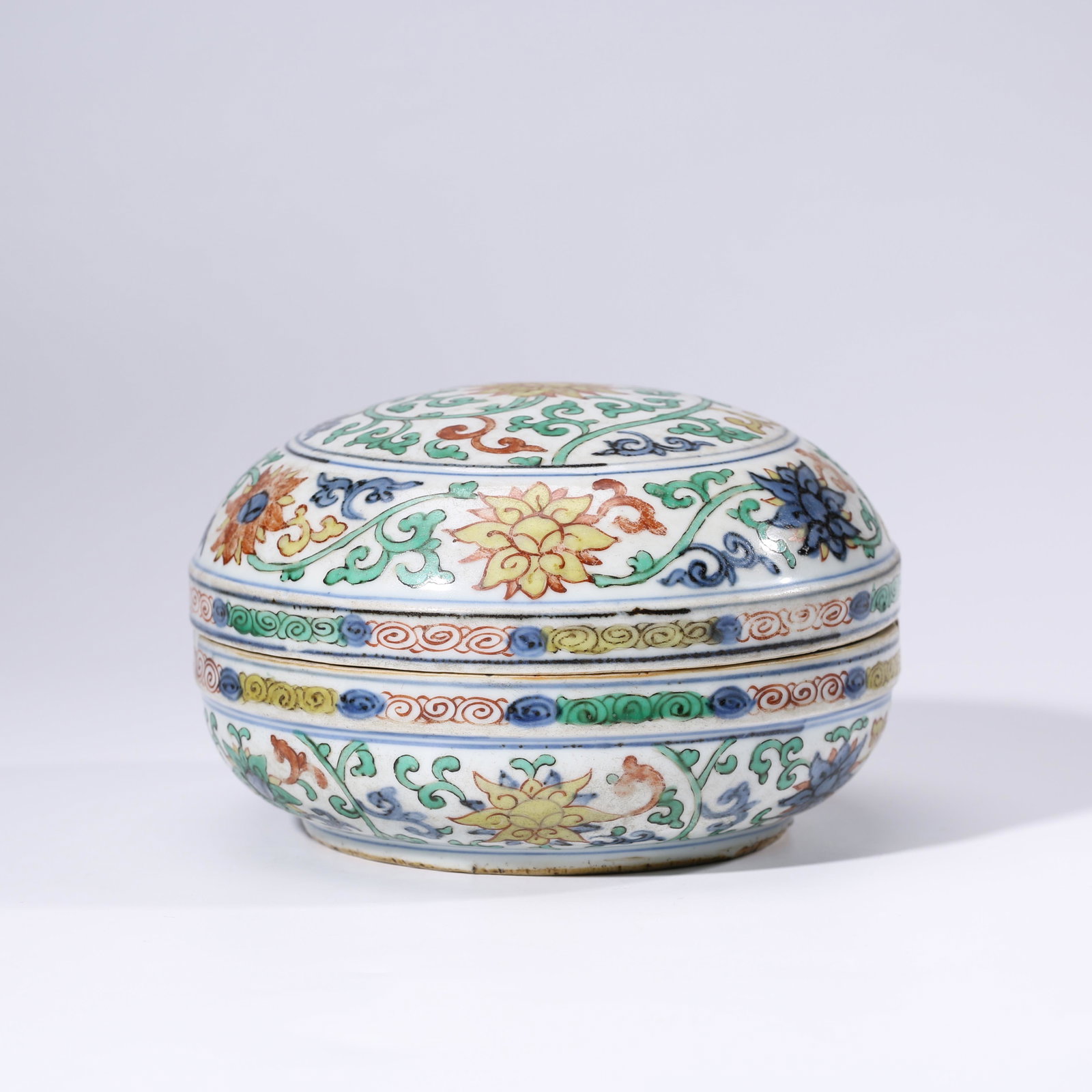 A CHINESE WUCAI PORCELAIN BOX & COVER MARKED WAN LI: Dimensions: Diam.16.5cm, Height: 10.5cm, PROVENANCE: From the estate of William Schultz (1934 - 2018) of Alpharetta, Georgia. A Veteran, Private collectors. The powder box in ancient time is for women