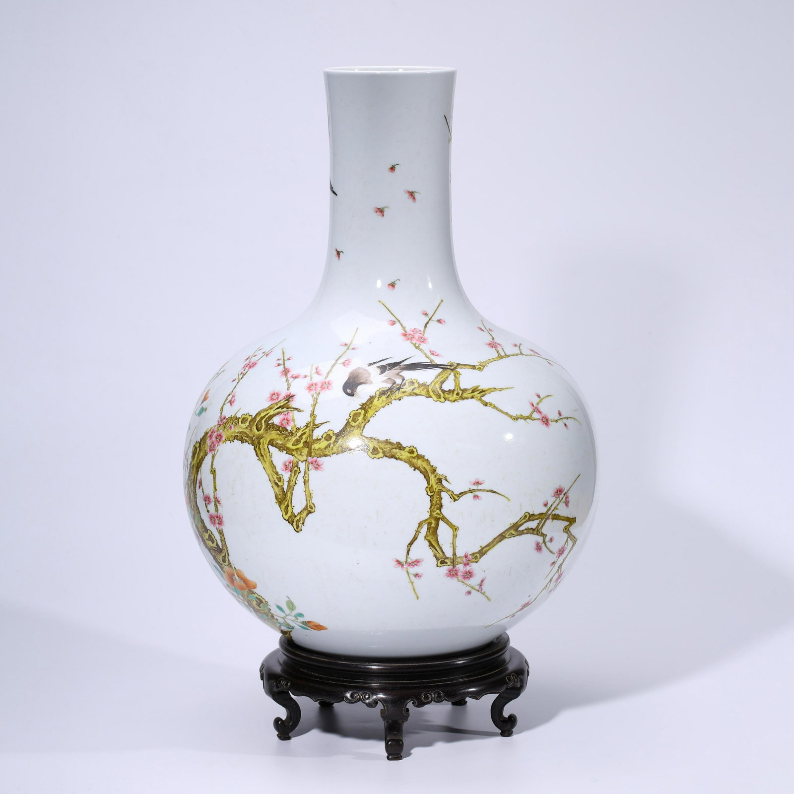 A CHINESE FAMILLE ROSE PORCELAIN MAGPIE VASE & STAND: Dimensions: Diam.37.5cm, Height: 60cm, PROVENANCE: From the estate of William Schultz (1934 - 2018) of Alpharetta, Georgia. A Veteran, Private collectors. The vase is superbly potted with a globular b