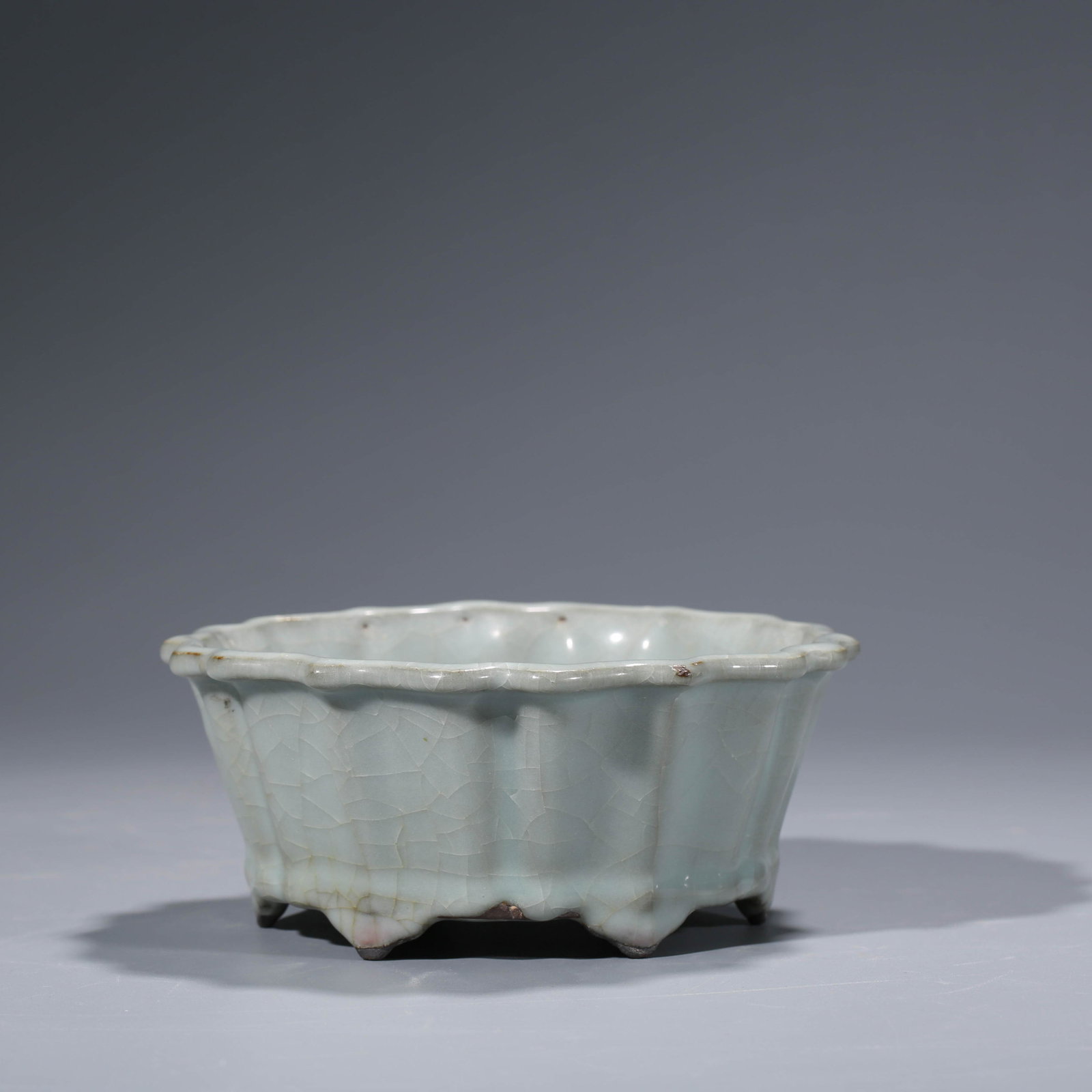 A CHINESE LONGQUAN PORCELAIN WASHER: Dimensions: Diam.17cm, Height: 7.1cm, PROVENANCE: From the estate of William Schultz (1934 - 2018) of Alpharetta, Georgia. A Veteran, Private collectors. Of shallow lobed form, the washer is supported