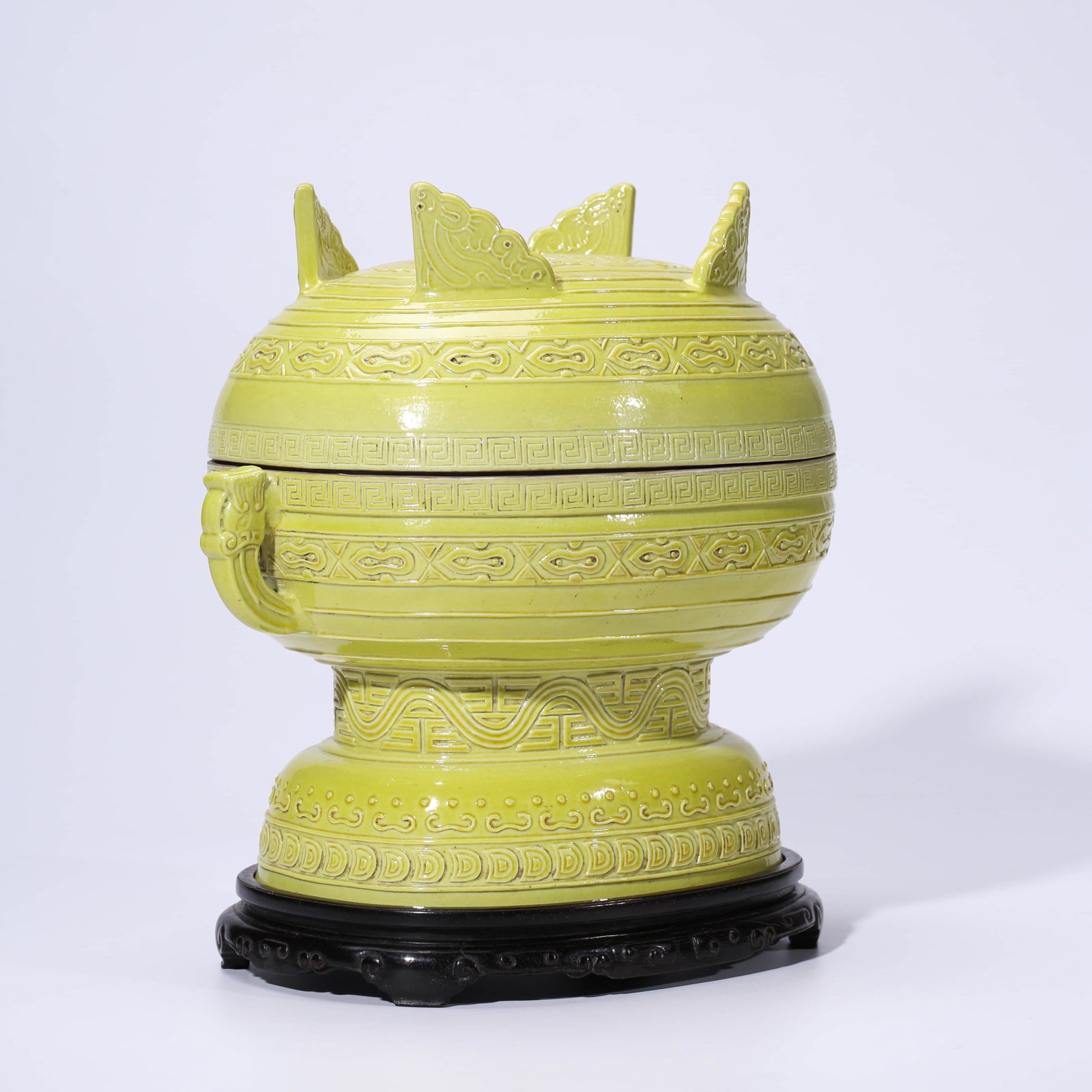 A CHINESE YELLOW-GLAZED VESSEL & STAND MARKED QIAN LONG: Dimensions: Width: 27.8cm, Length: 18.7cm, Height: 27.3cm, PROVENANCE: From the estate of William Schultz (1934 - 2018) of Alpharetta, Georgia. A Veteran, Private collectors. The deep vessel supported