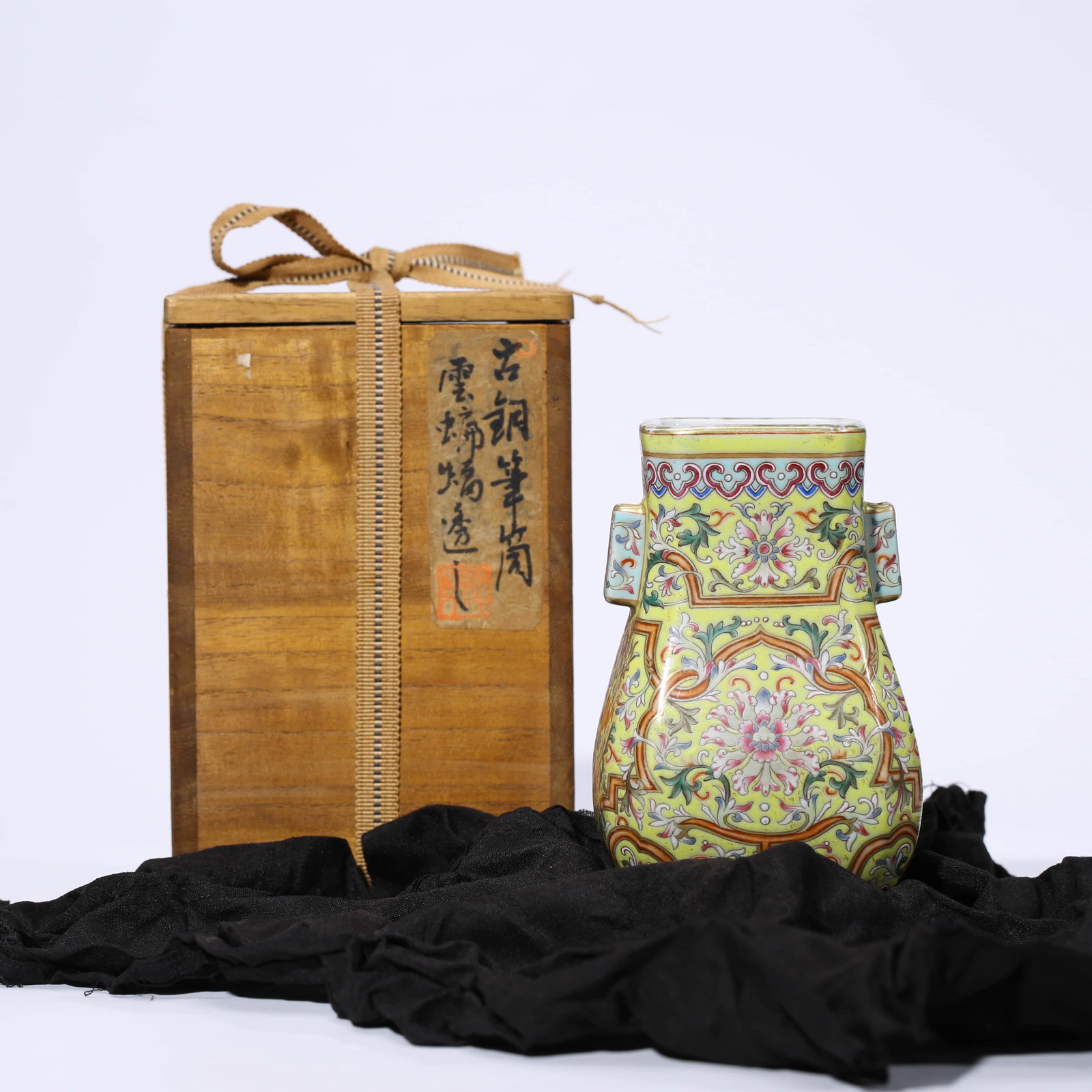 A CHINESE FAMILLE ROSE PORCELAIN FLOWER VASE & BOX: Dimensions: Height: 8.5cm, Diam.7.6cm, PROVENANCE: From the estate of William Schultz (1934 - 2018) of Alpharetta, Georgia. A Veteran, Private collectors. The vase is painted with interlock branch pat