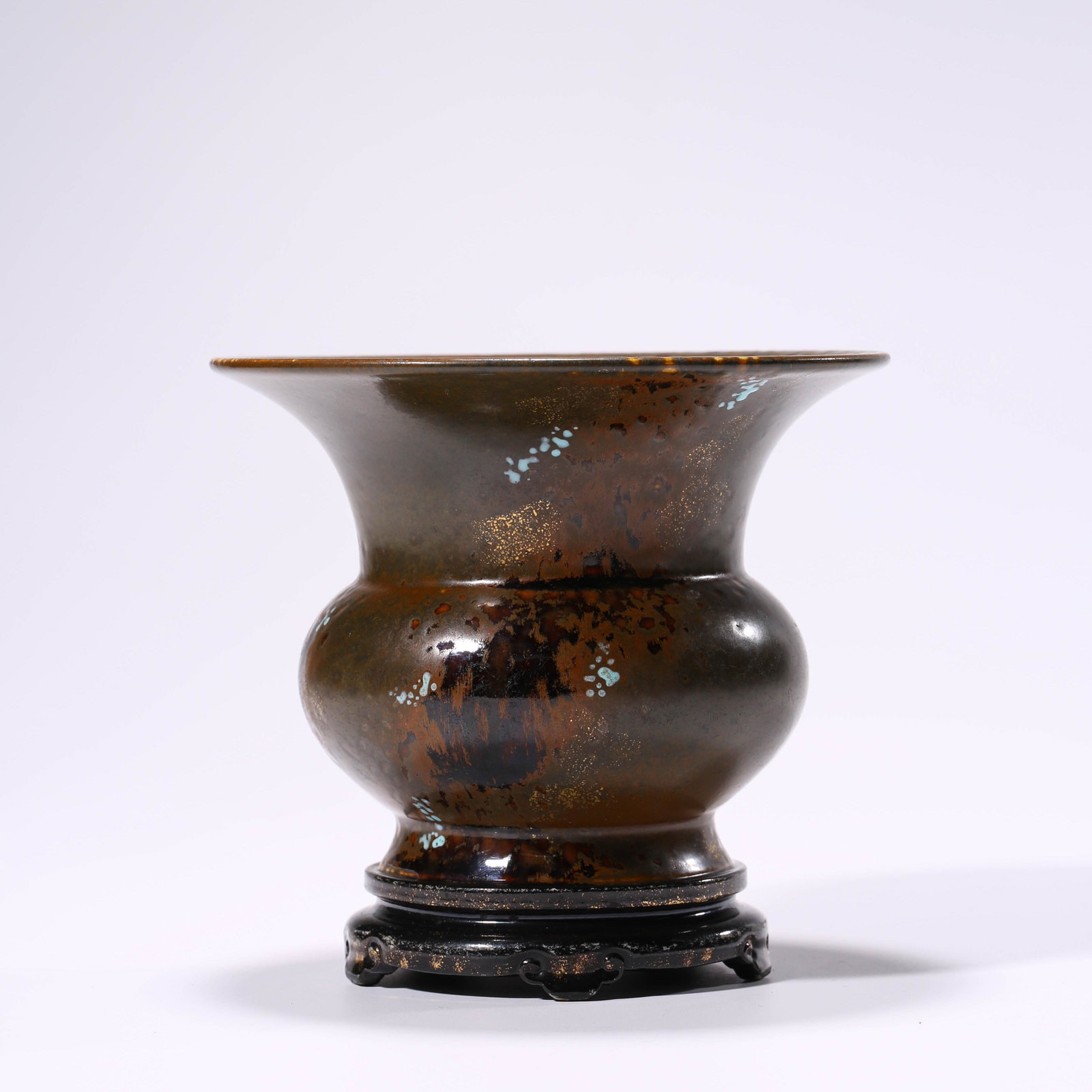 PORCELAIN TEA-DUST-GLAZED GOLD-SPLASHED GROUND JAR: The jar is superbly potted with rounded shoulders supporting a waisted neck and tapering down to a broad base.With a flared rim, it is painted in dust tea glaze. Diam. 14.4cm, Height: 13.2cm,