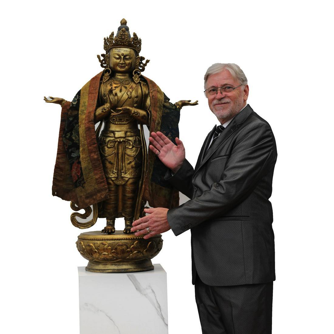 CHINESE GILT-BRONZE FOUR-ARMS AVALOKITESVARSTATUE (1 of 19)