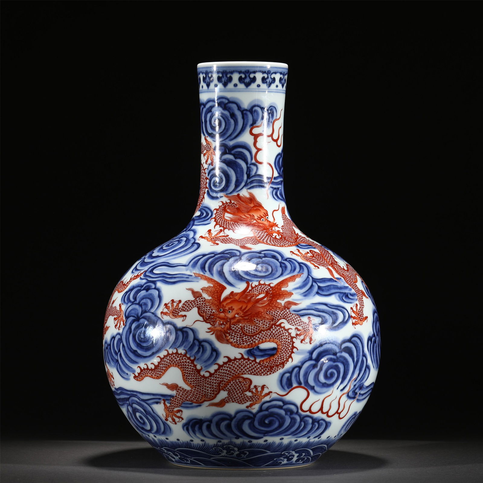 A BLUE AND WHITE IRON RED GLAZED PORCELAIN VASE/QING (1 of 10)