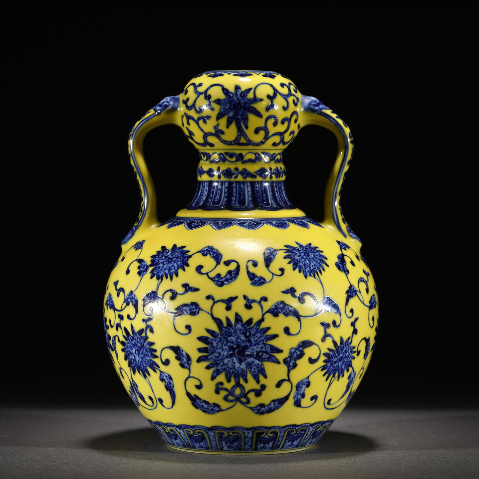A YELLOW GLAZE BLUE&WHITE PORCELAIN ZUN VASE/QING (1 of 10)