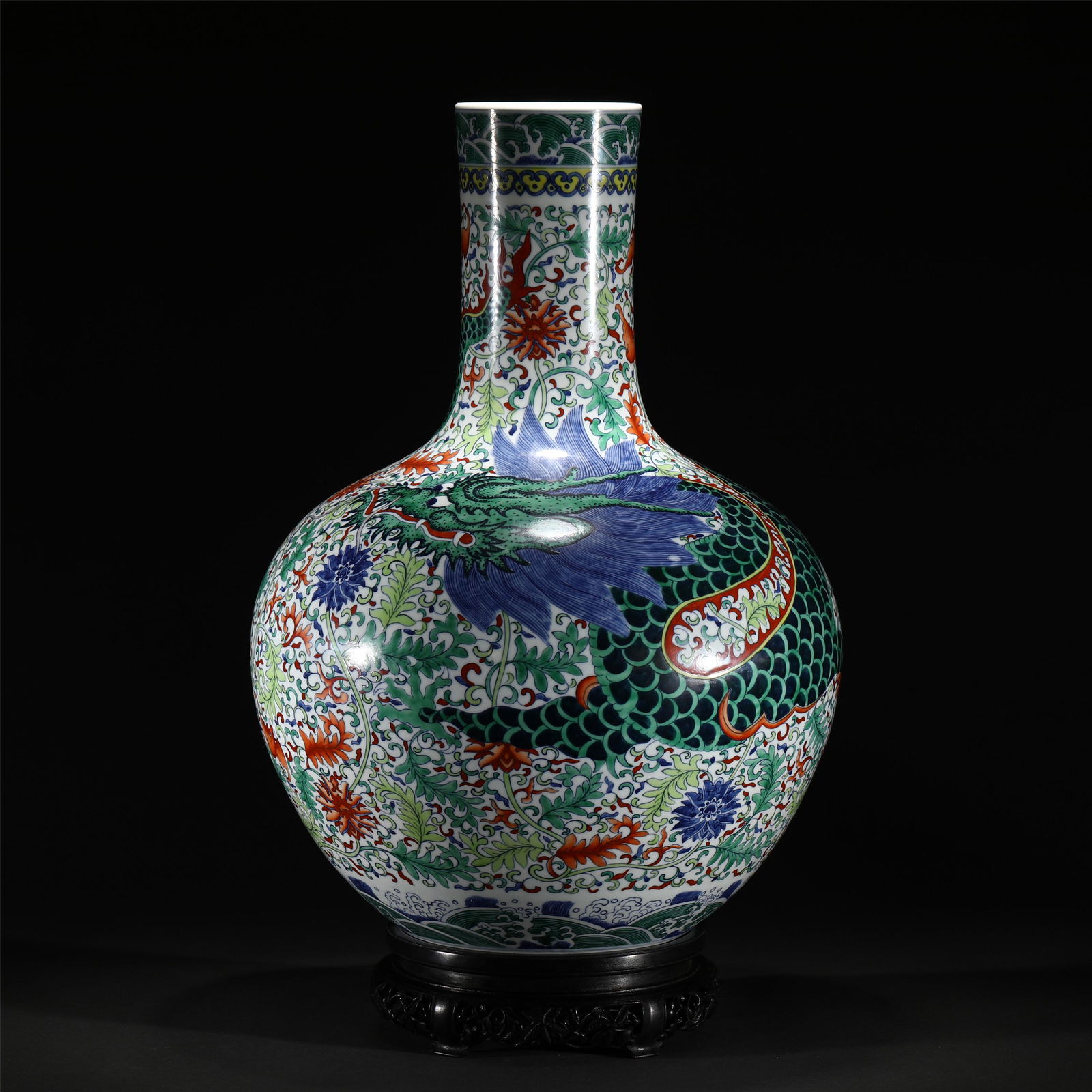 A BLUE AND WHITE DOUCAI DRAGON PORCELAIN VASE/QING (1 of 10)