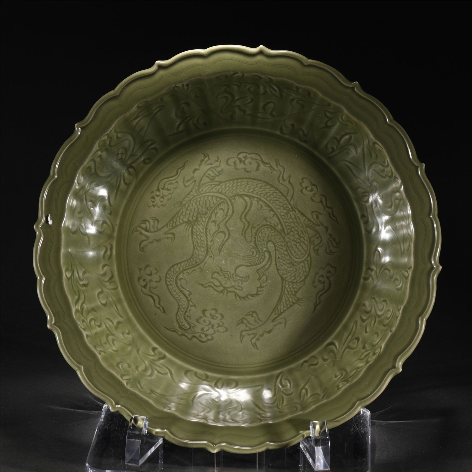 A LONGQUAN TYPE CARVED DRAGON PATTERN PORCELAIN DISH (1 of 10)