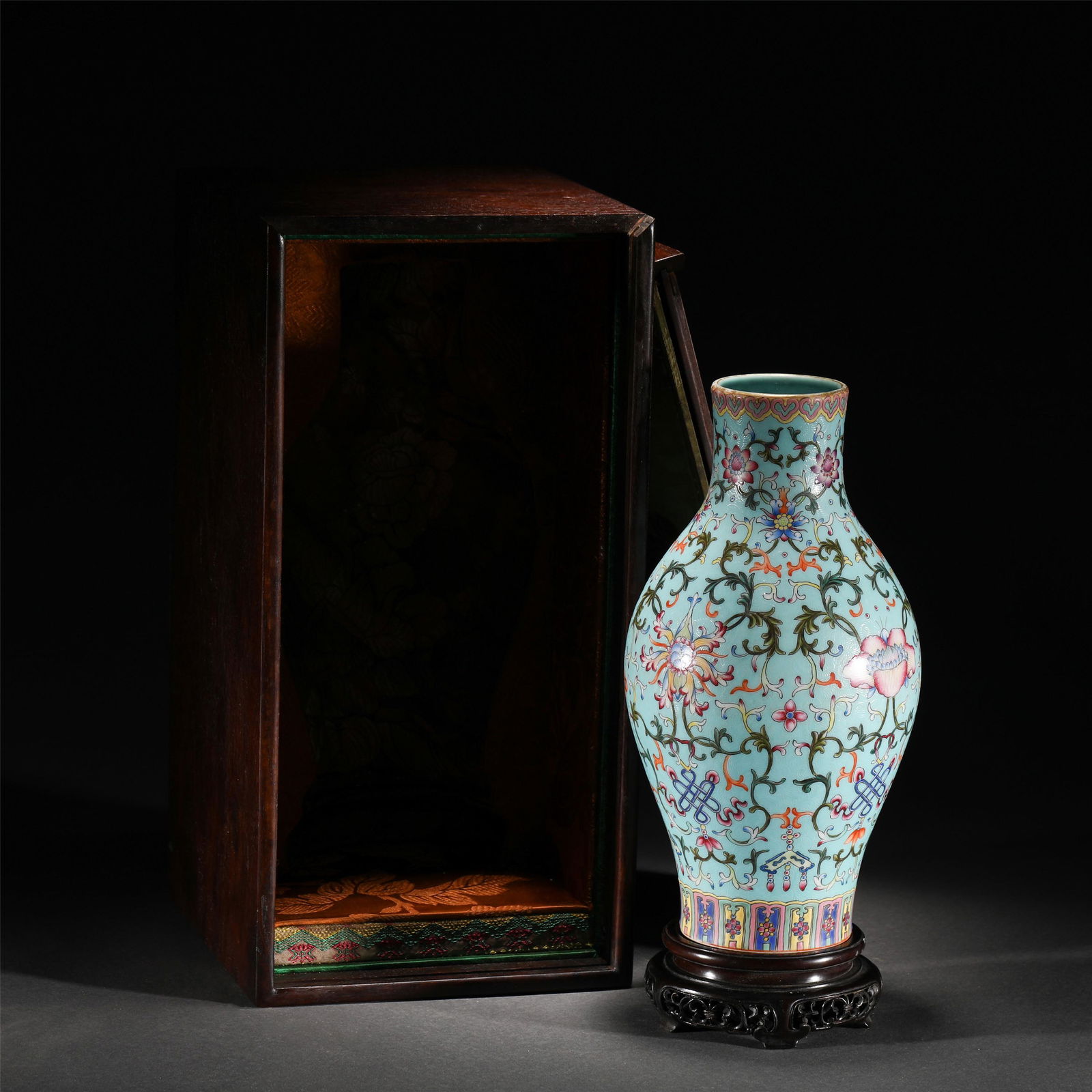 A TURQUOISE GREEN FAMILLE ROSE FLOWERS VASE /QING (1 of 10)