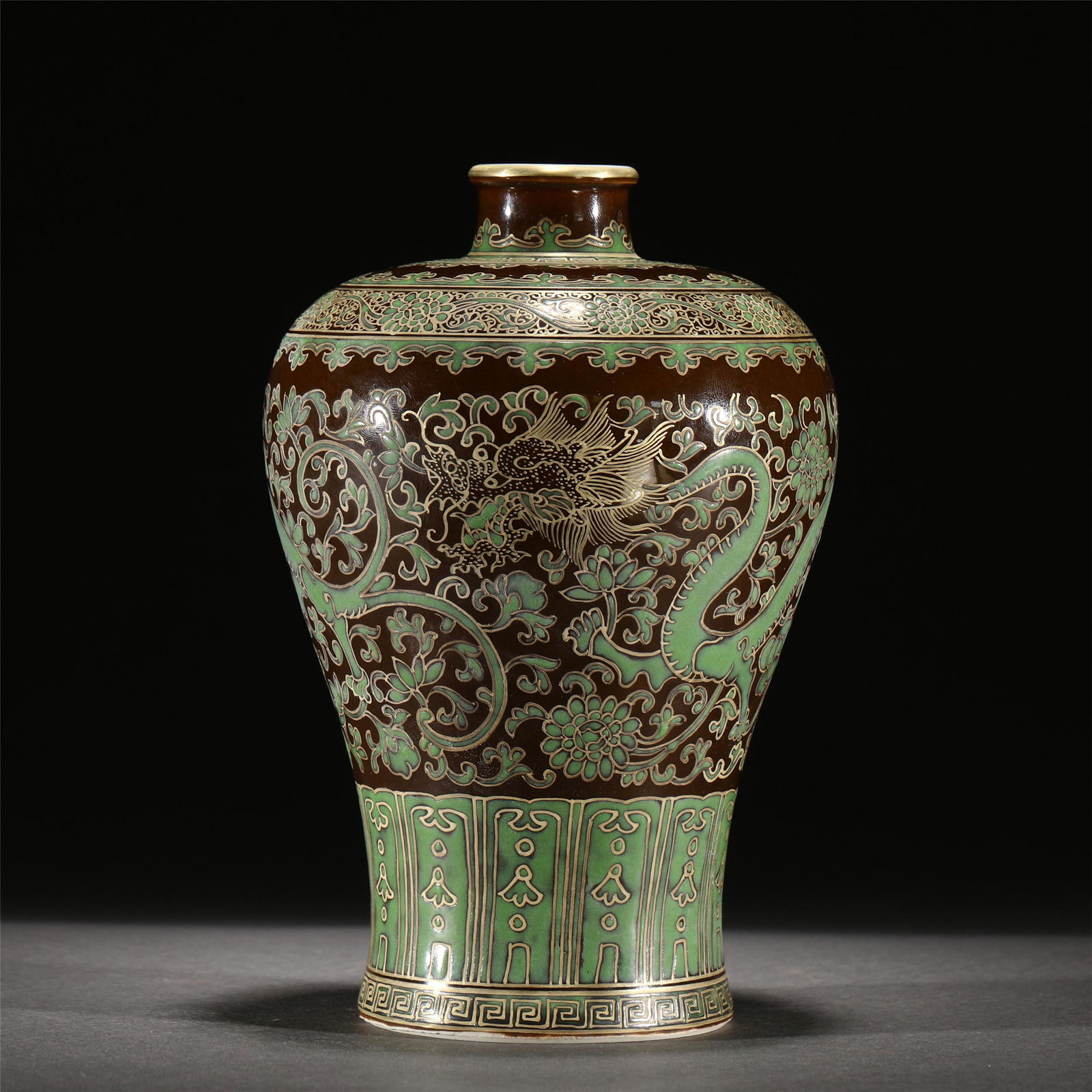 A GOLD PAINTED GREEN GLAZE PORCELAIN VASE /QING DYNASTY (1 of 10)