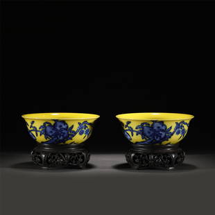 A PAIR OF YELLOW GLAZE BLUE&WHITE BOWLS/QING DYNASTY: A PAIR OF YELLOW GLAZE BLUE&WHITE BOWLS/QING DYNASTY 14 cm L x 5 cm H The deep rounded sides rising from a slightly tapered foot to an everted rim, the exterior painted in peaches branch in