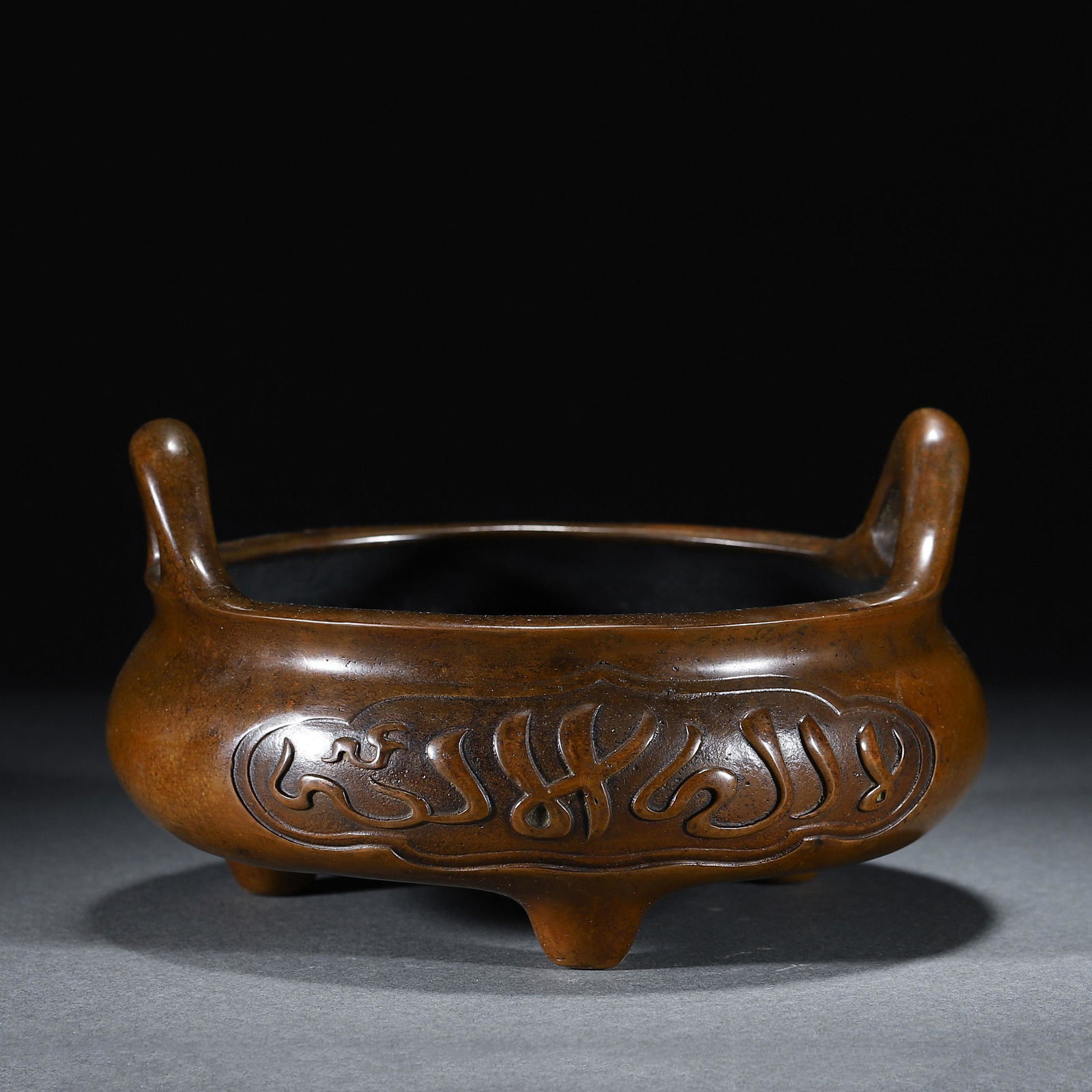 A CHINESE BRONZE TRIPOD CENSER (1 of 10)