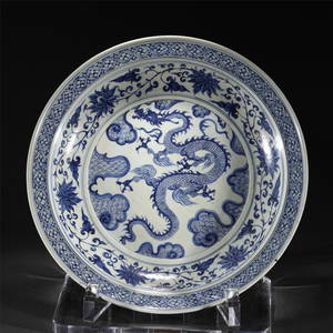 A BLUE AND WHITE PORCELAIN DISH