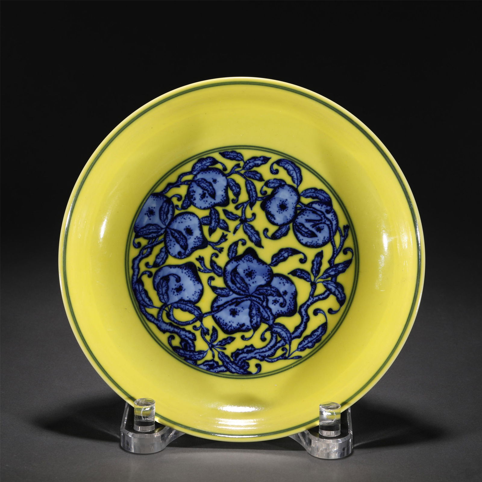 A YELLOW GLAZE BLUE AND WHITE PORCELAIN DISH,QIANLONG (1 of 8)
