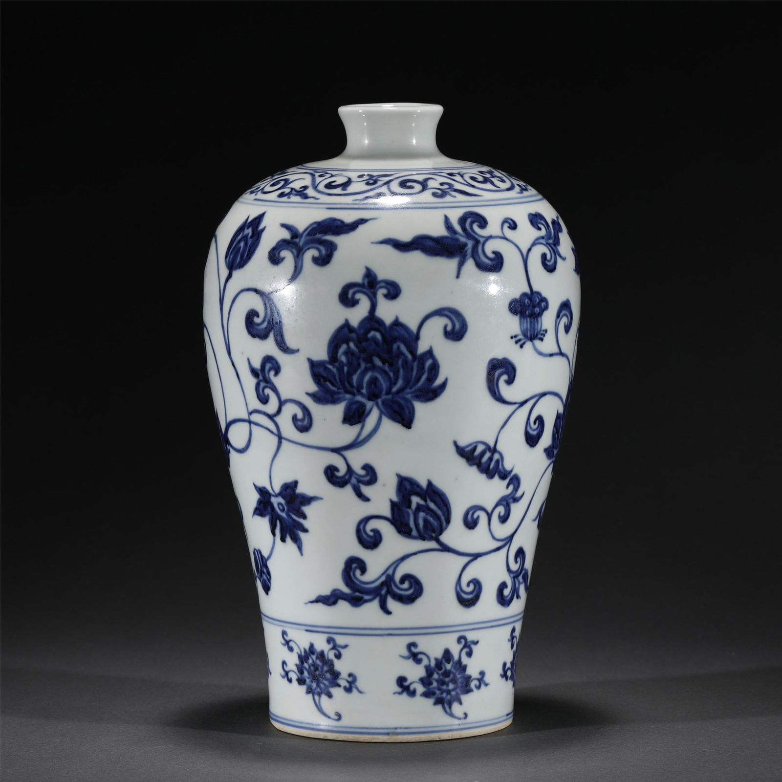 A BLUE AND WHITE PORCELAIN VASE,MING (1 of 10)
