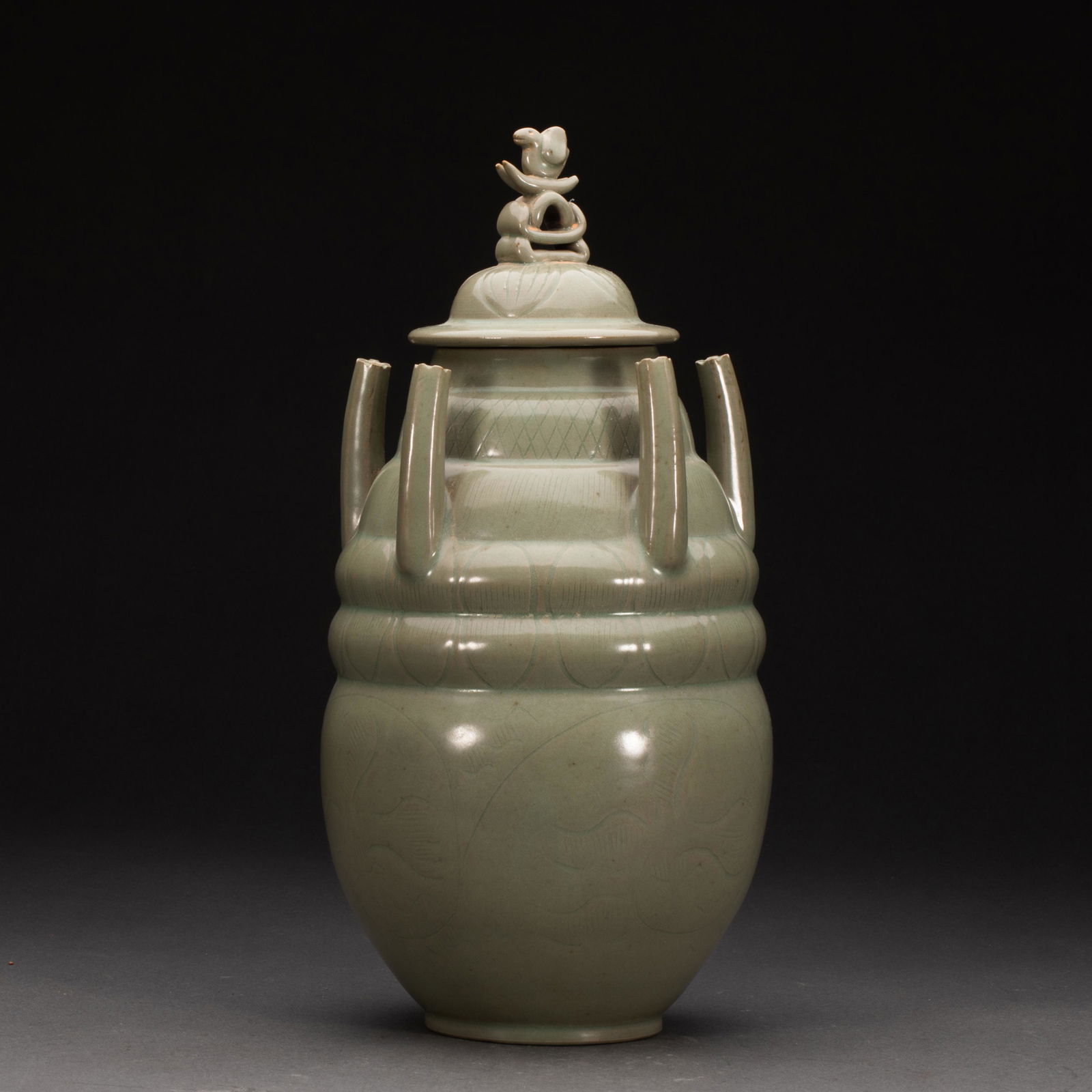 A CHINESE PORCELAIN LIDDED VASE (1 of 9)