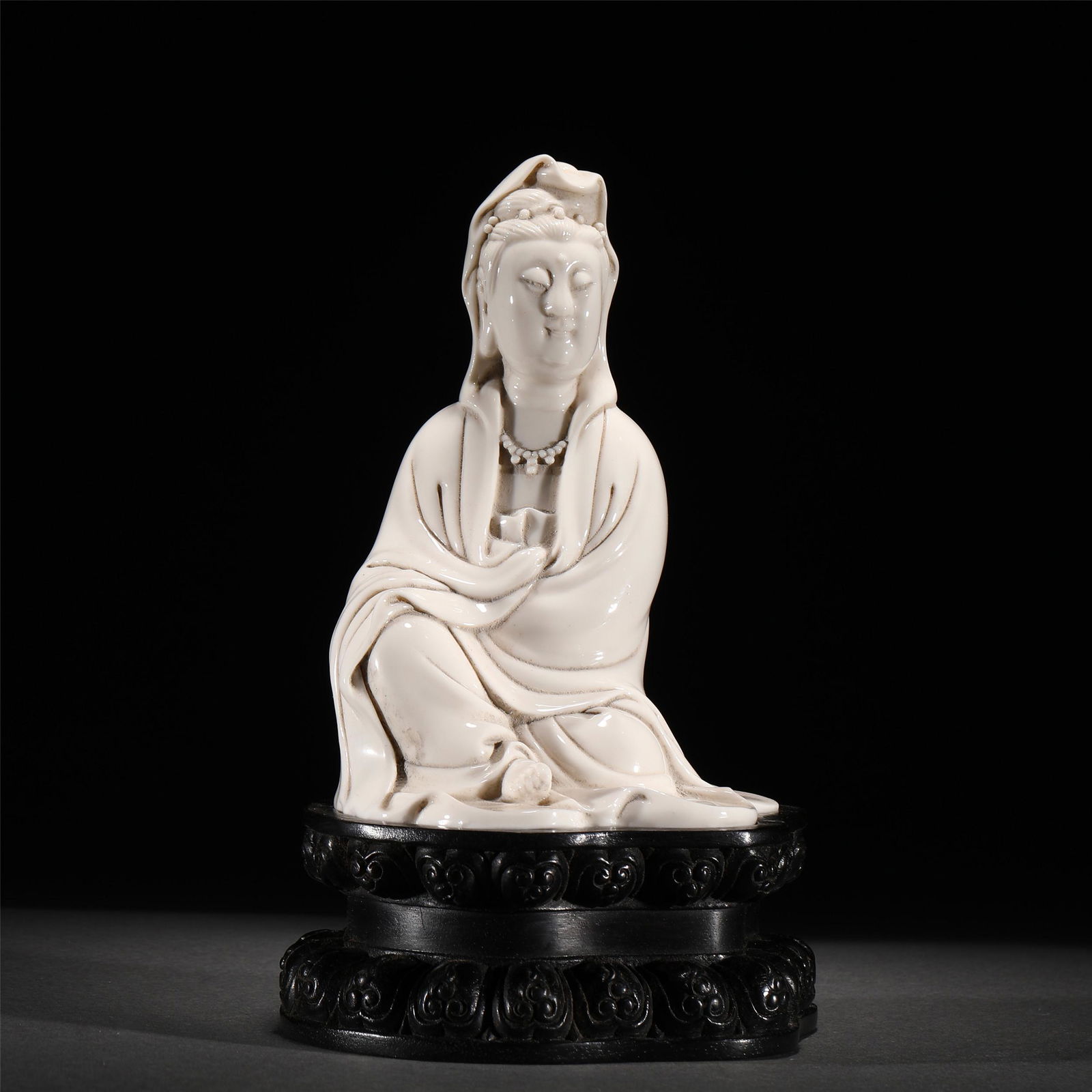 A PORCELAIN DEHUA GUANYIN SEATED STATUE (1 of 8)