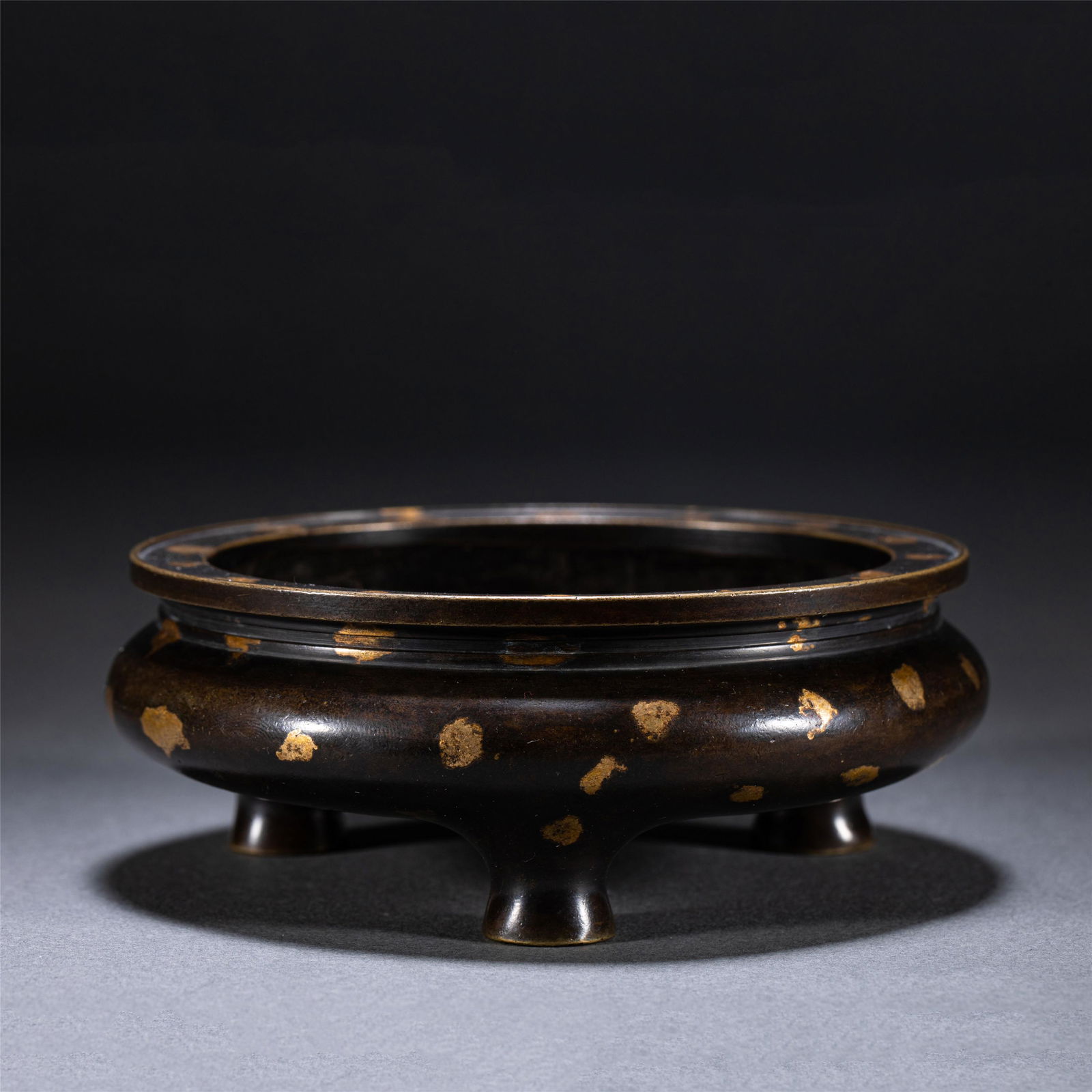 A CHINESE BRONZE TRIPOD CENSER (1 of 9)