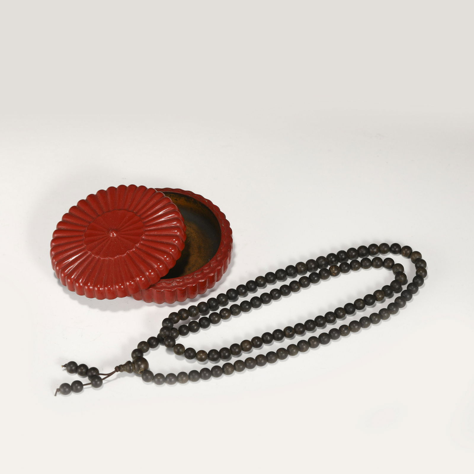 CHENXIANG BEADS NECKLACE & LACQUER BOX (1 of 4)