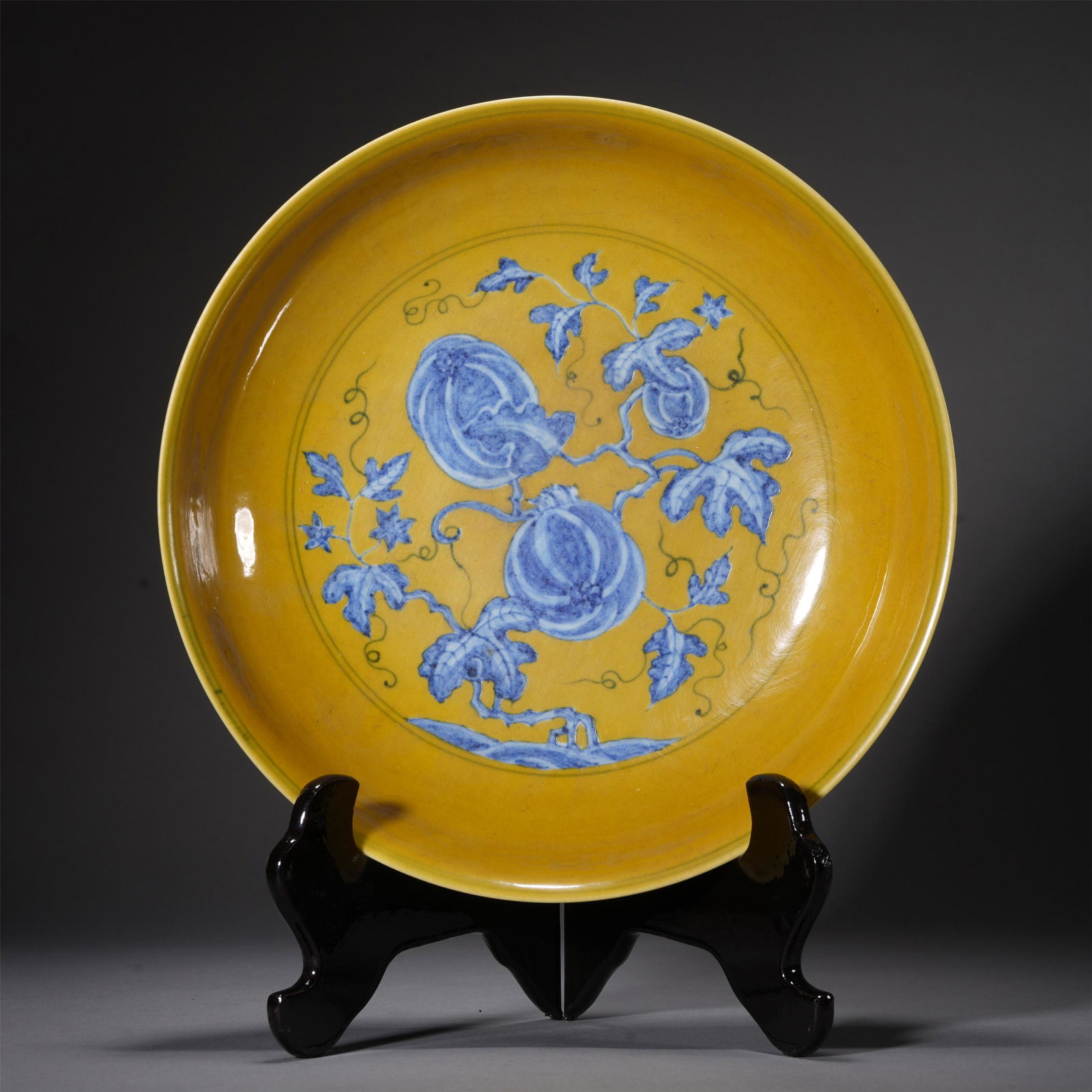 A YELLOW GLAZE BLUE AND WHITE PORCELAIN VIEWS DISH (5061) on Jan 02
